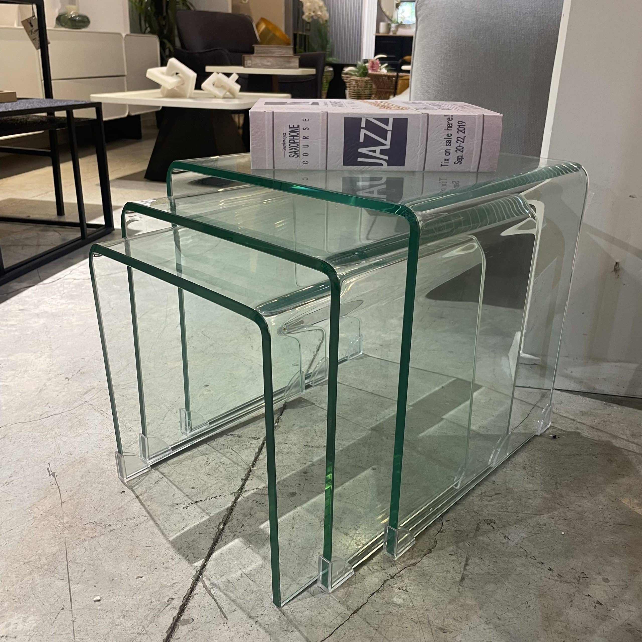 שלישיית שולחנות צד זכוכית מחוסמת דגם פרל שלישיית שולחנות צד זכוכית מחוסמת דגם פרל