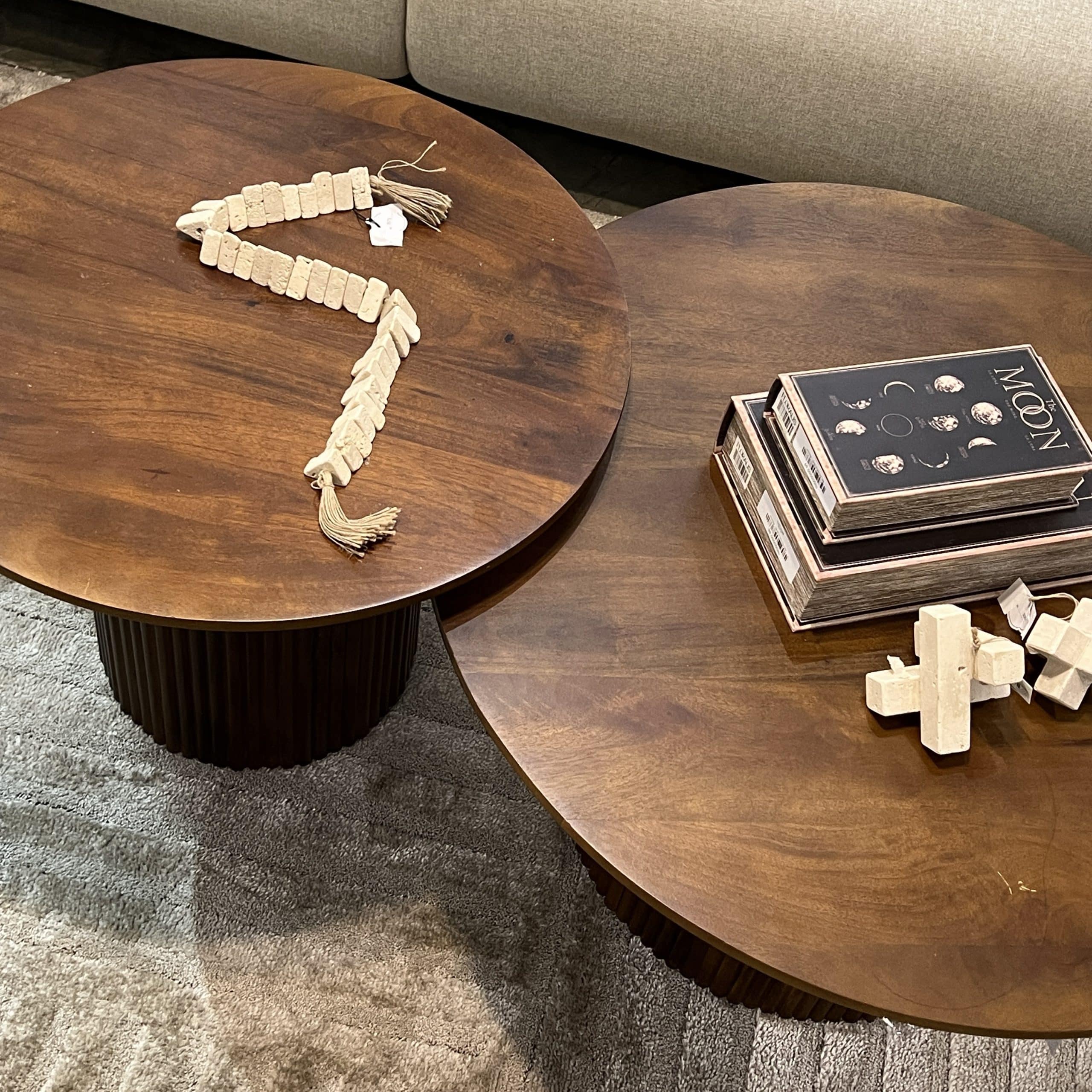 זוג שולחנות סלון עגולים עץ רגל ישרה פרופיל עגול דגם סוניל - אחרון במלאי!