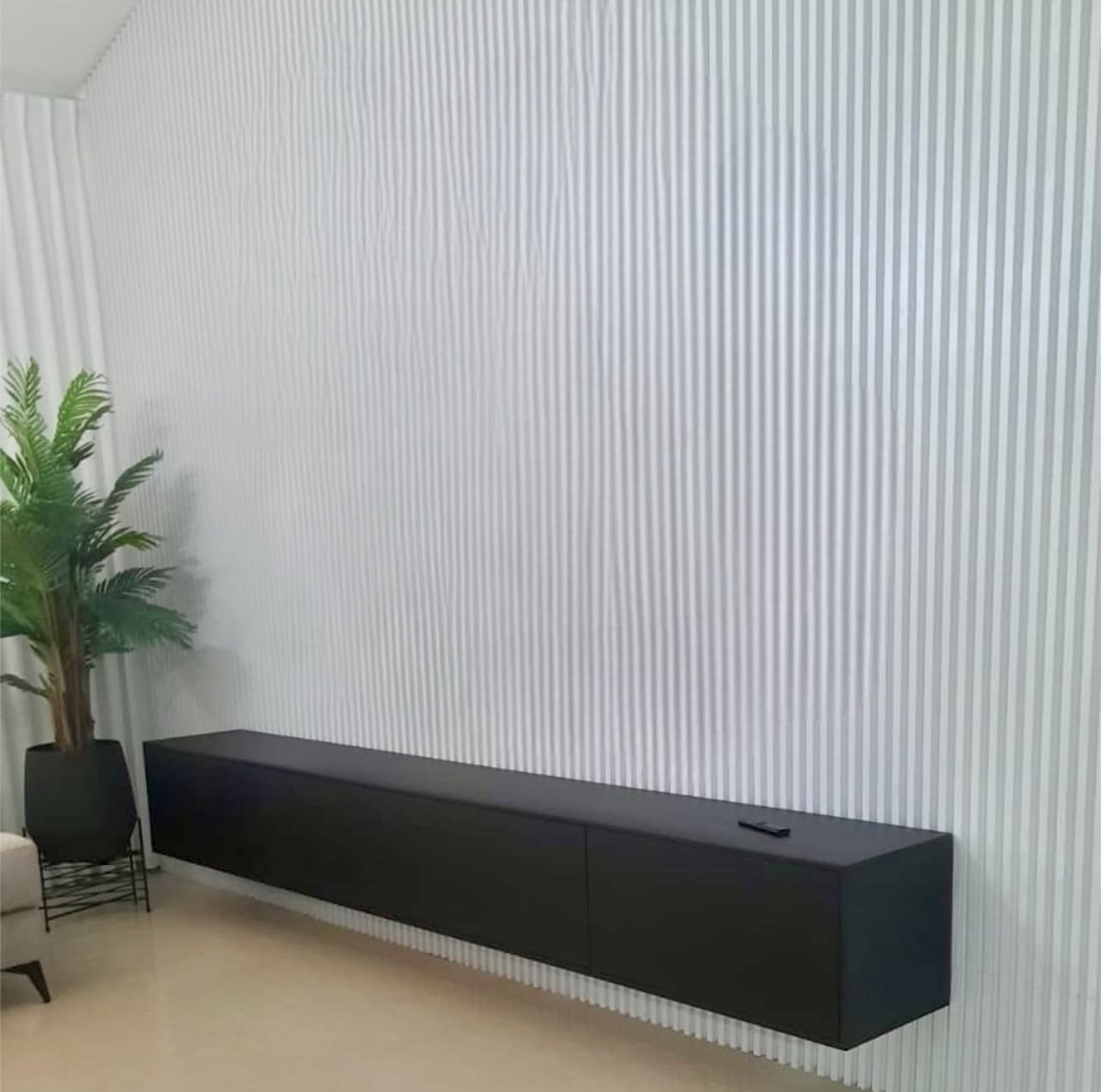 חיפוי קיר פולימרי פסים גוון לבן שבור WT153 חיפוי קיר פולימרי פסים גוון לבן שבור WT153