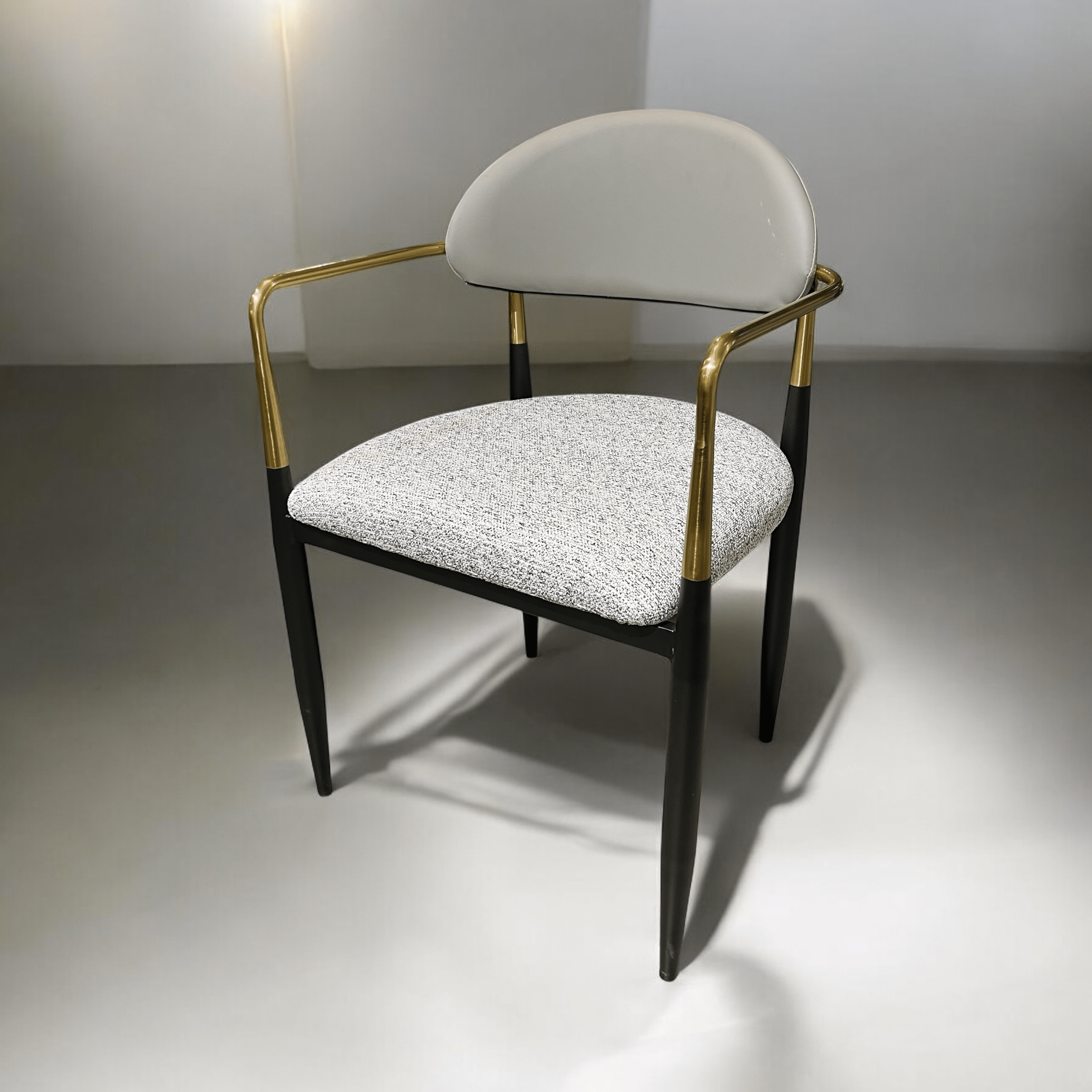 כסא דגם מודרן מנדי ידיות זהב רגליים שחור מושב אריג משולב גב בז - עכשיו במלאי! כסא דגם מודרן מנדי ידיות זהב רגליים שחור מושב אריג משולב גב בז - עכשיו במלאי!