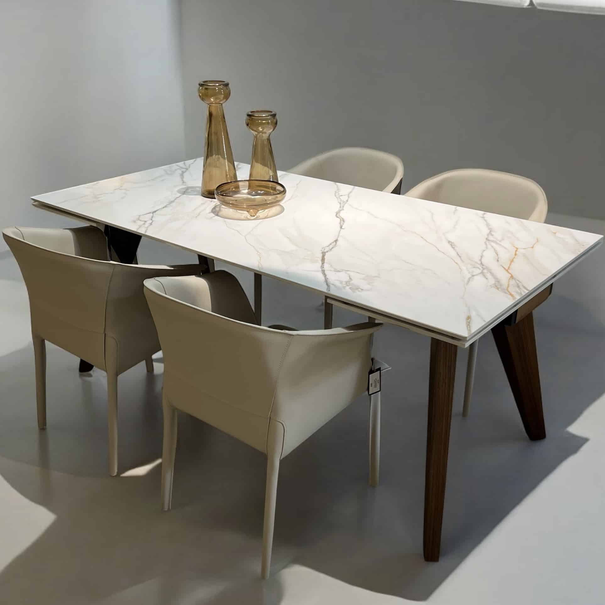 שולחן אוכל מרבל לבן נימים חומים ורגל אגוז דגם הלן שולחן אוכל מרבל לבן נימים חומים ורגל אגוז דגם הלן