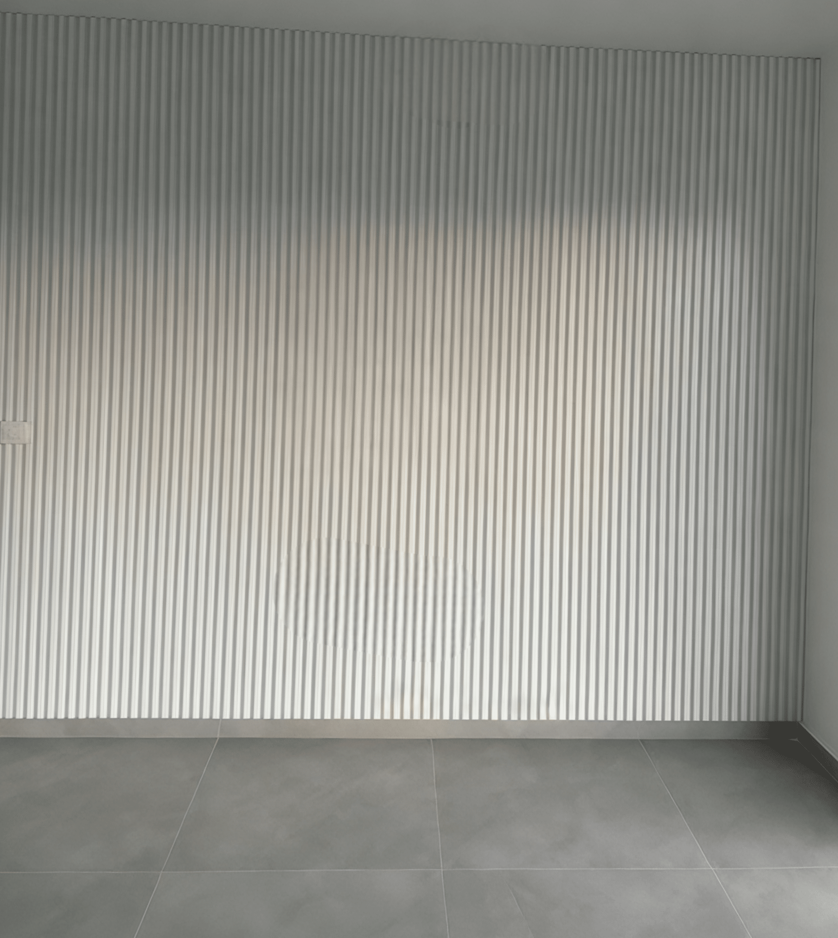 חיפוי קיר פולימרי פסים גוון לבן שבור WT153 חיפוי קיר פולימרי פסים גוון לבן שבור WT153