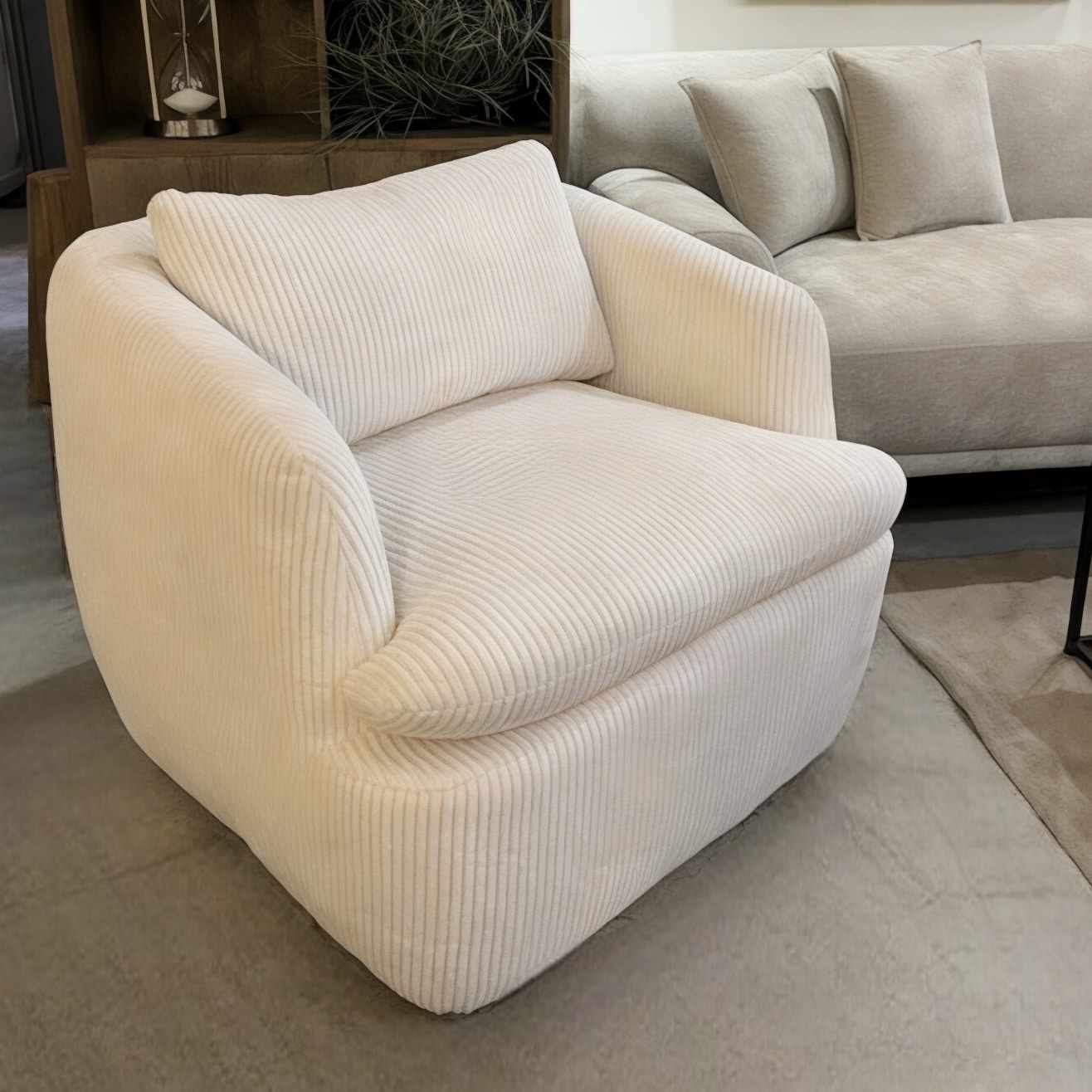 כורסא מסתובבת מרובעת פדרו קורדרוי שמנת דגם הארטלי כורסא מסתובבת מרובעת פדרו קורדרוי שמנת דגם הארטלי