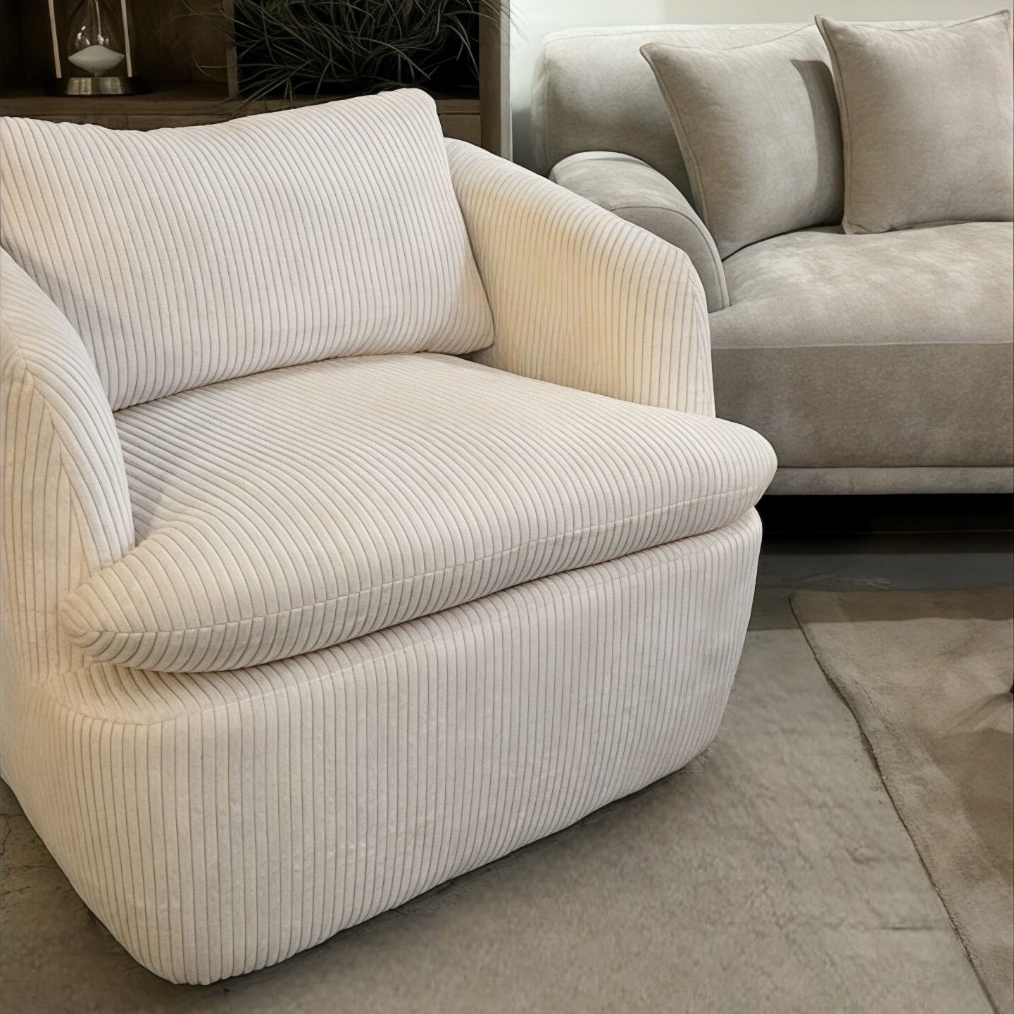 כורסא מסתובבת מרובעת פדרו קורדרוי שמנת דגם הארטלי כורסא מסתובבת מרובעת פדרו קורדרוי שמנת דגם הארטלי