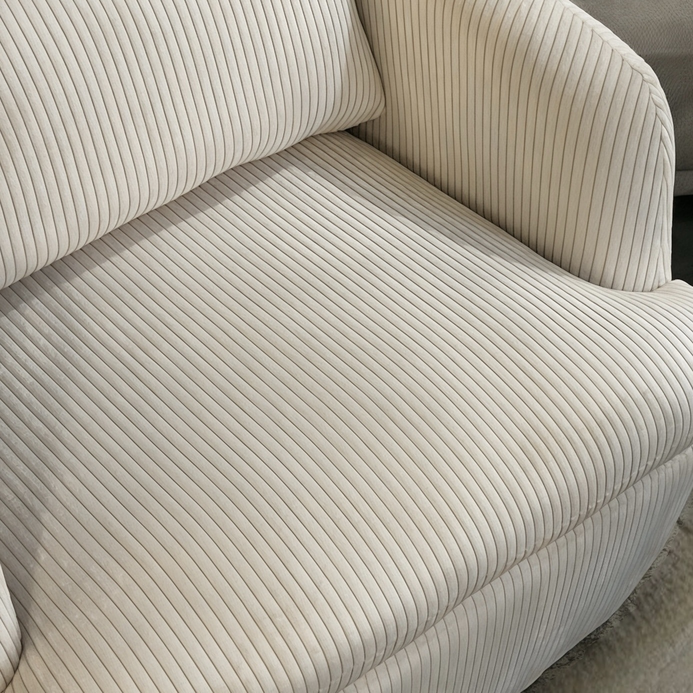 כורסא מסתובבת מרובעת פדרו קורדרוי שמנת דגם הארטלי כורסא מסתובבת מרובעת פדרו קורדרוי שמנת דגם הארטלי