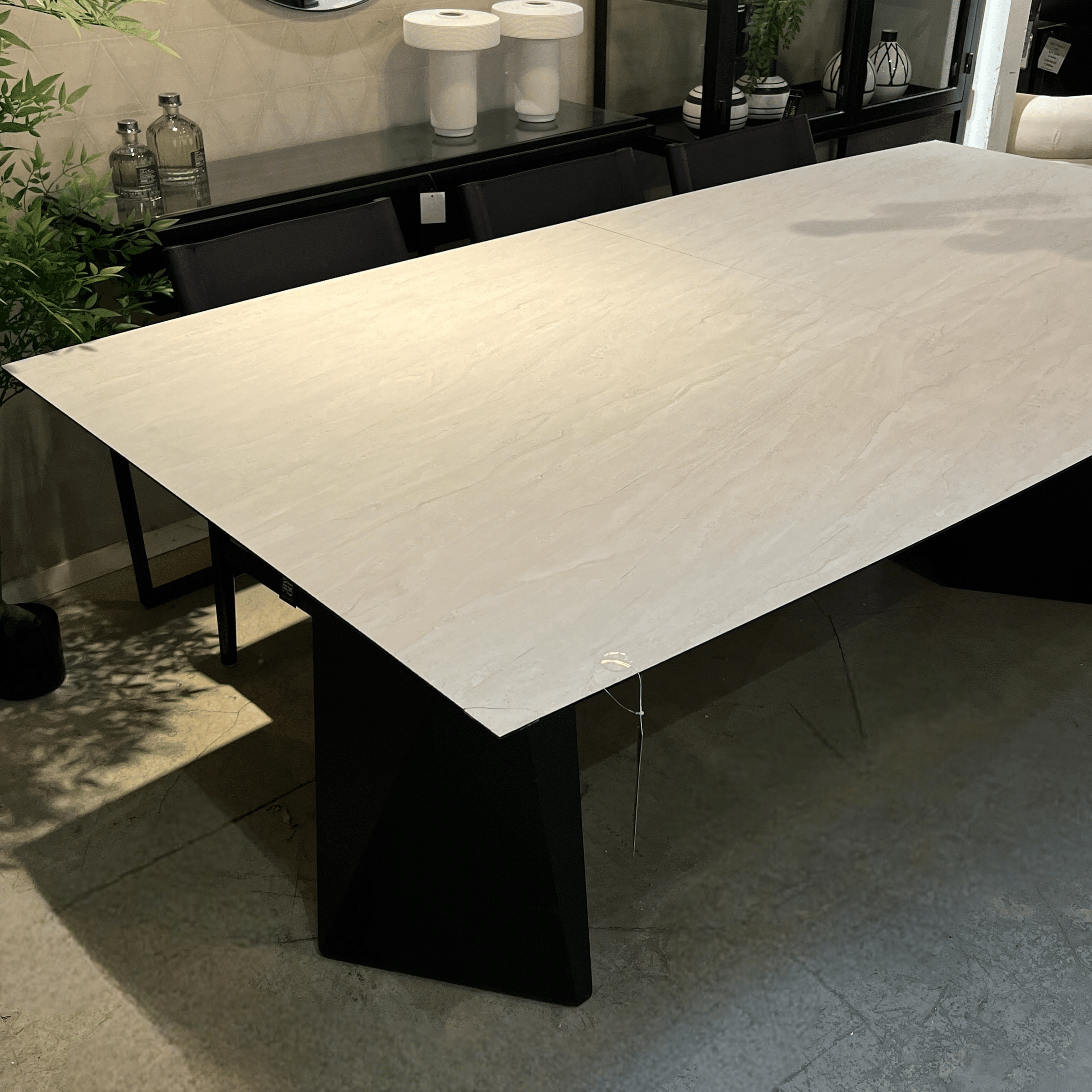 שולחן פינת אוכל דגם ליז במבצע מתצוגה - פגמים קלים שולחן פינת אוכל דגם ליז במבצע מתצוגה - פגמים קלים