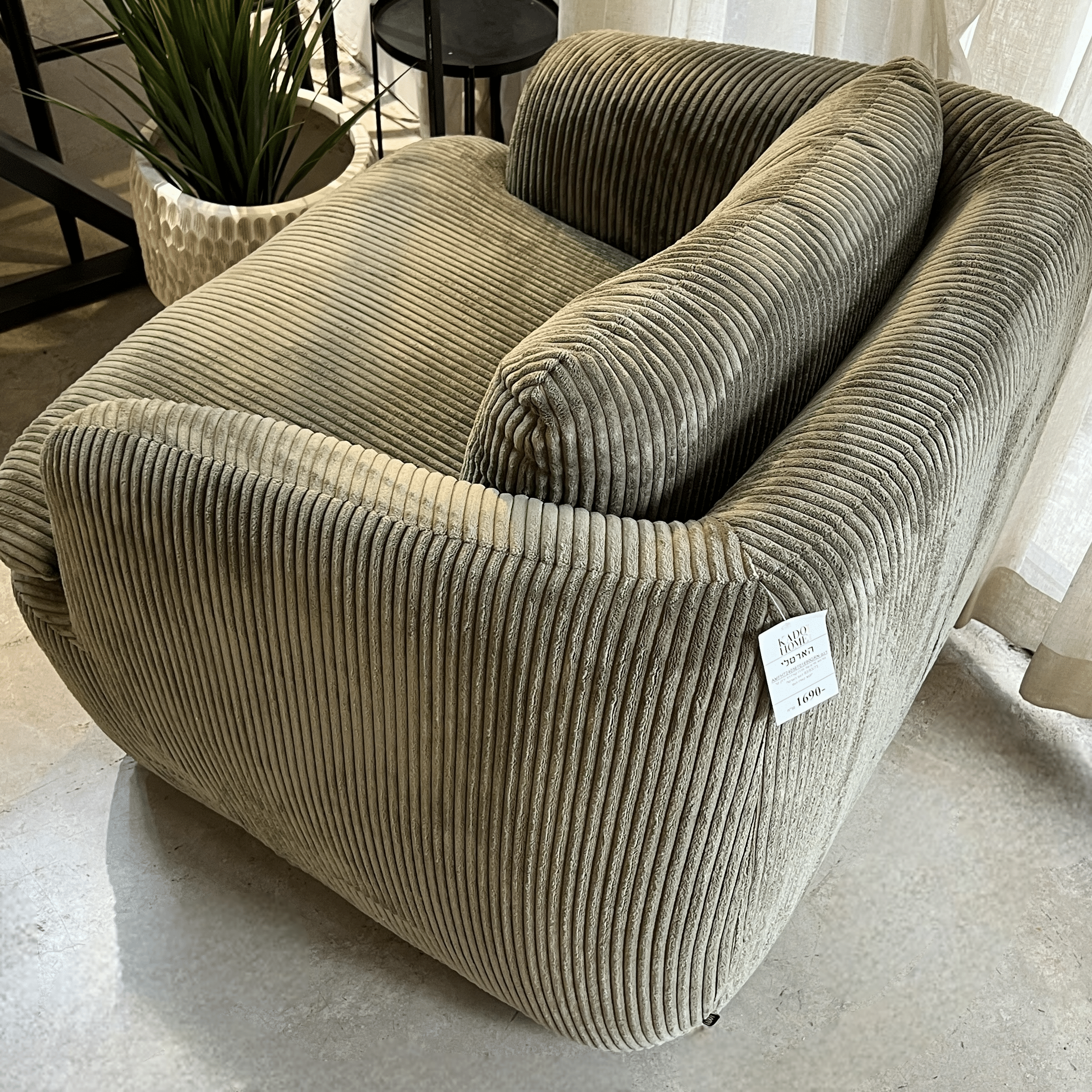 כורסא מסתובבת מרובעת פדרו קורדרוי ירוק קר דגם הארטלי כורסא מסתובבת מרובעת פדרו קורדרוי ירוק קר דגם הארטלי