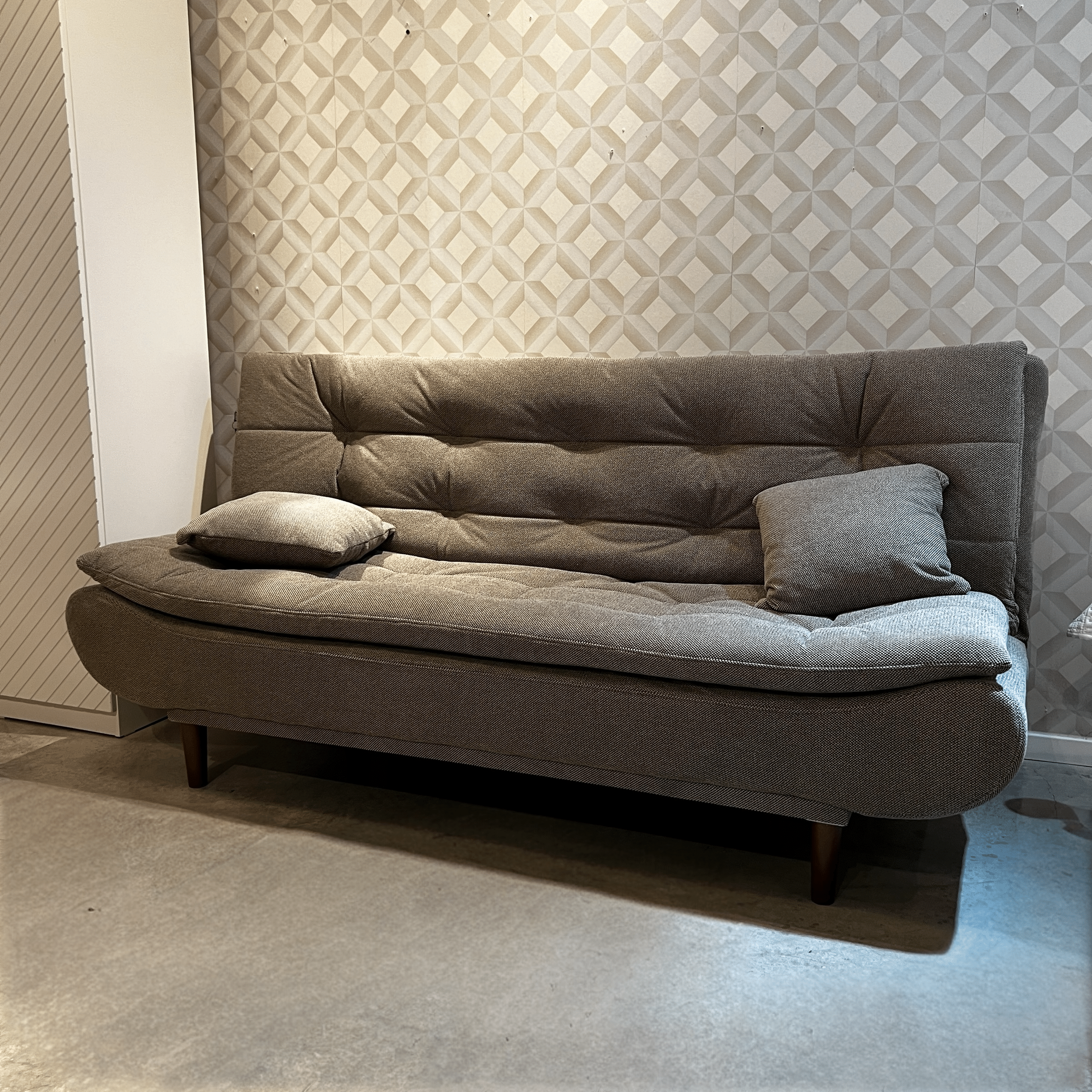 ספה מפנקת נפתחת למיטה אריג אפור רגל עץ דגם סופיטל ספה מפנקת נפתחת למיטה אריג אפור רגל עץ דגם סופיטל