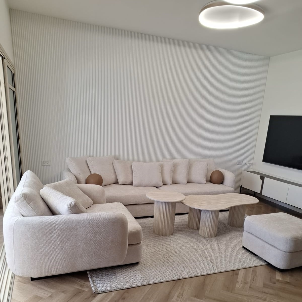 חיפוי קיר לבן דגם ״ראונד״ 16/290 במבצע!