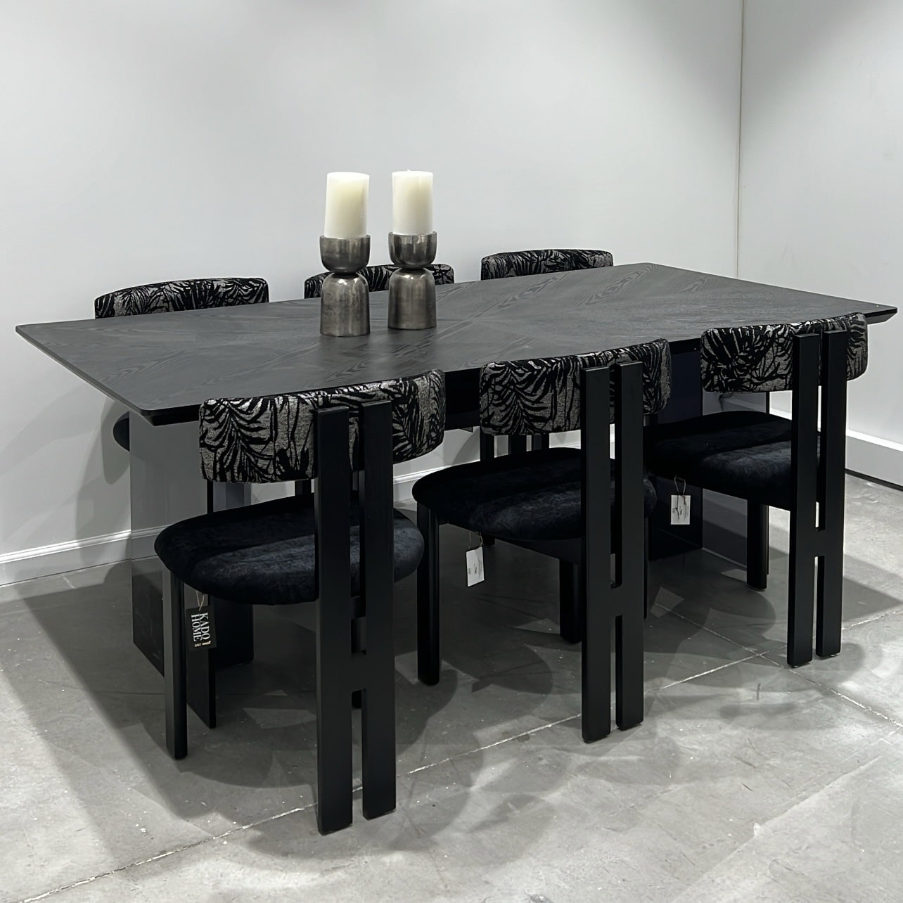 כסא מעוצב פאלם מושב אריג שחור גב רקמת עלים דגם סופיטל כסא מעוצב פאלם מושב אריג שחור גב רקמת עלים דגם סופיטל