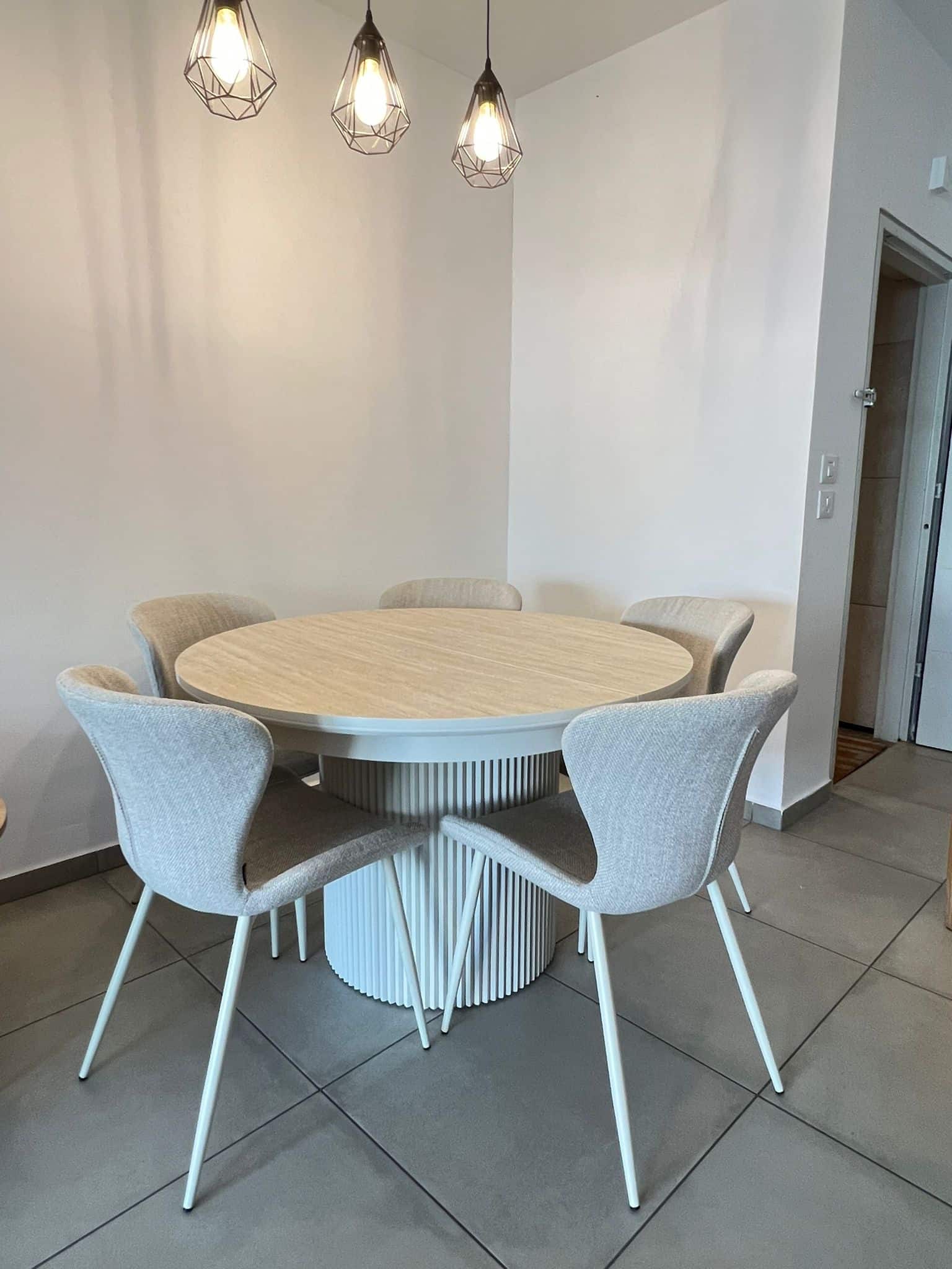 כסא טיפאני אריג שמנת רגל שמנת דגם קליי כסא טיפאני אריג שמנת רגל שמנת דגם קליי