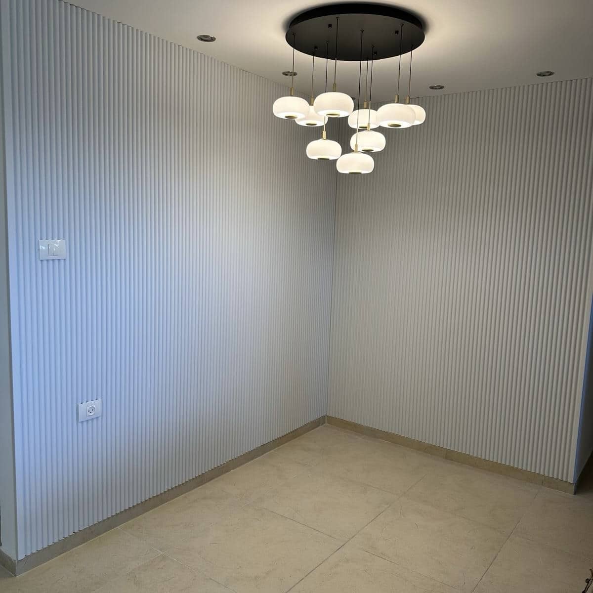 חיפוי קיר לבן דגם ״ראונד״ 16/290 במבצע!