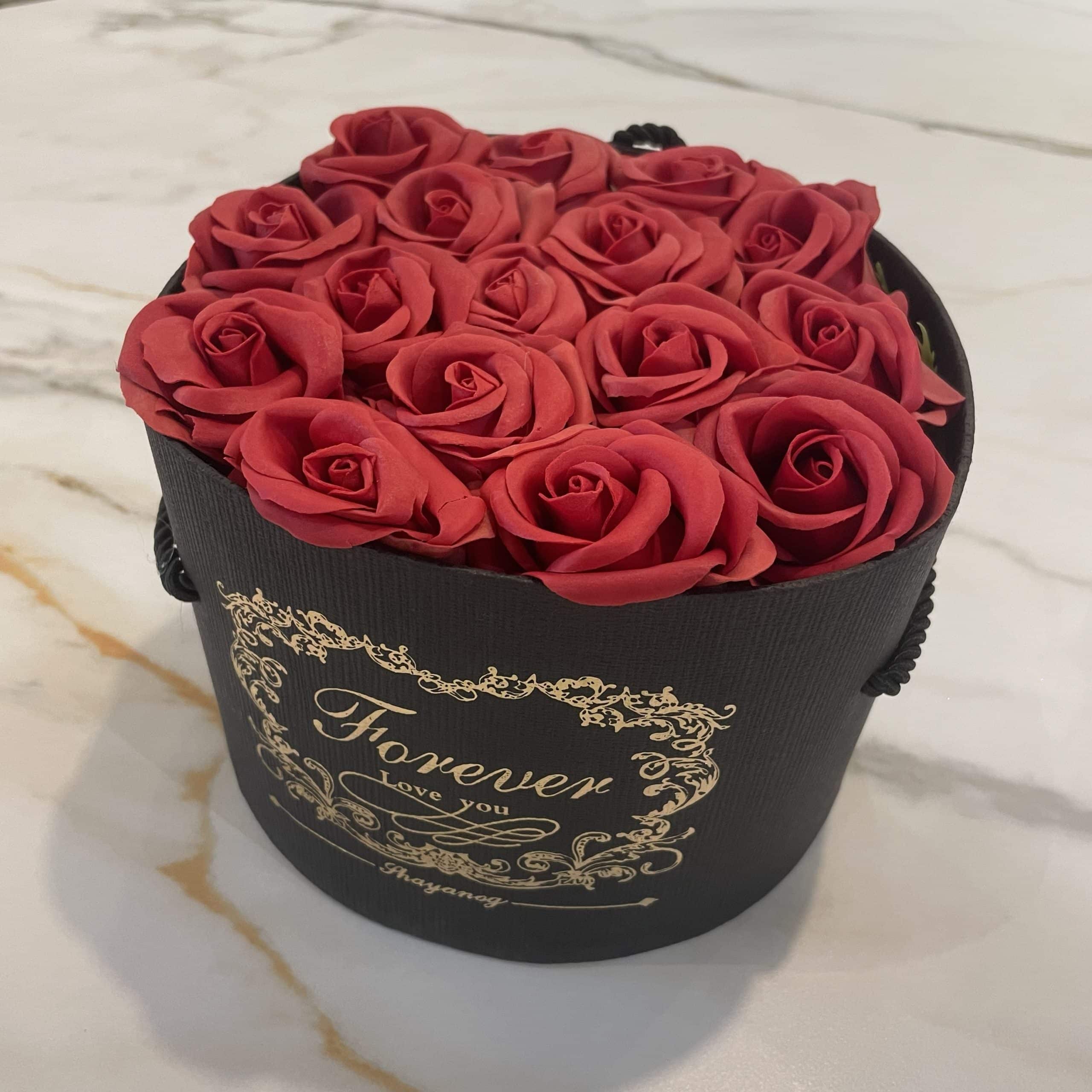 מארז מתנה פרחים בגוון אדום מארז מתנה פרחים בגוון אדום