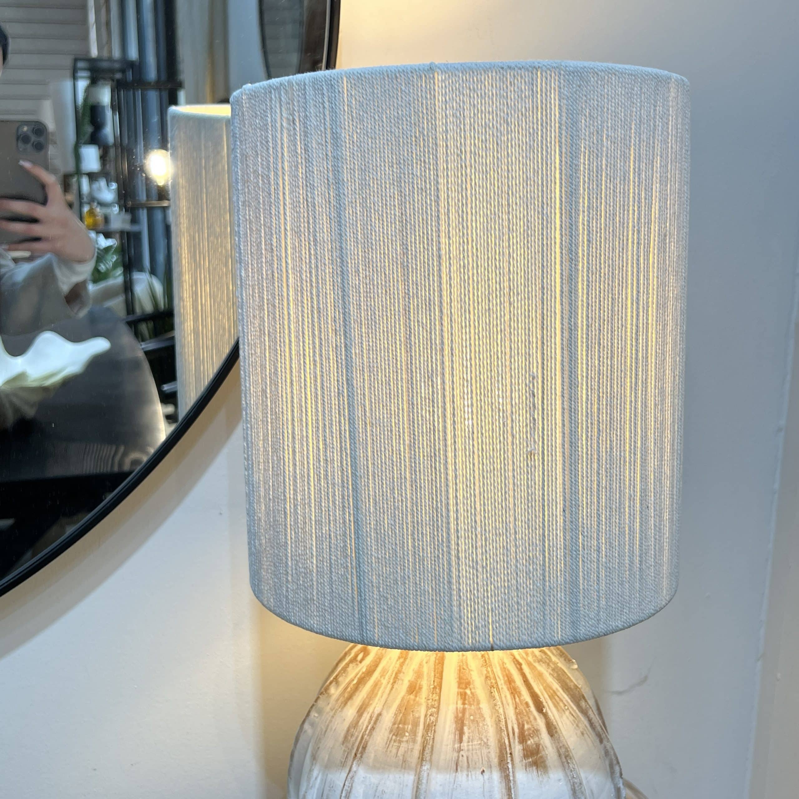 מנורת שולחן מעוצבת "סהרה" בהירה בסיס גילופים גבוה דגם שאנטי מנורת שולחן מעוצבת "סהרה" בהירה בסיס גילופים גבוה דגם שאנטי