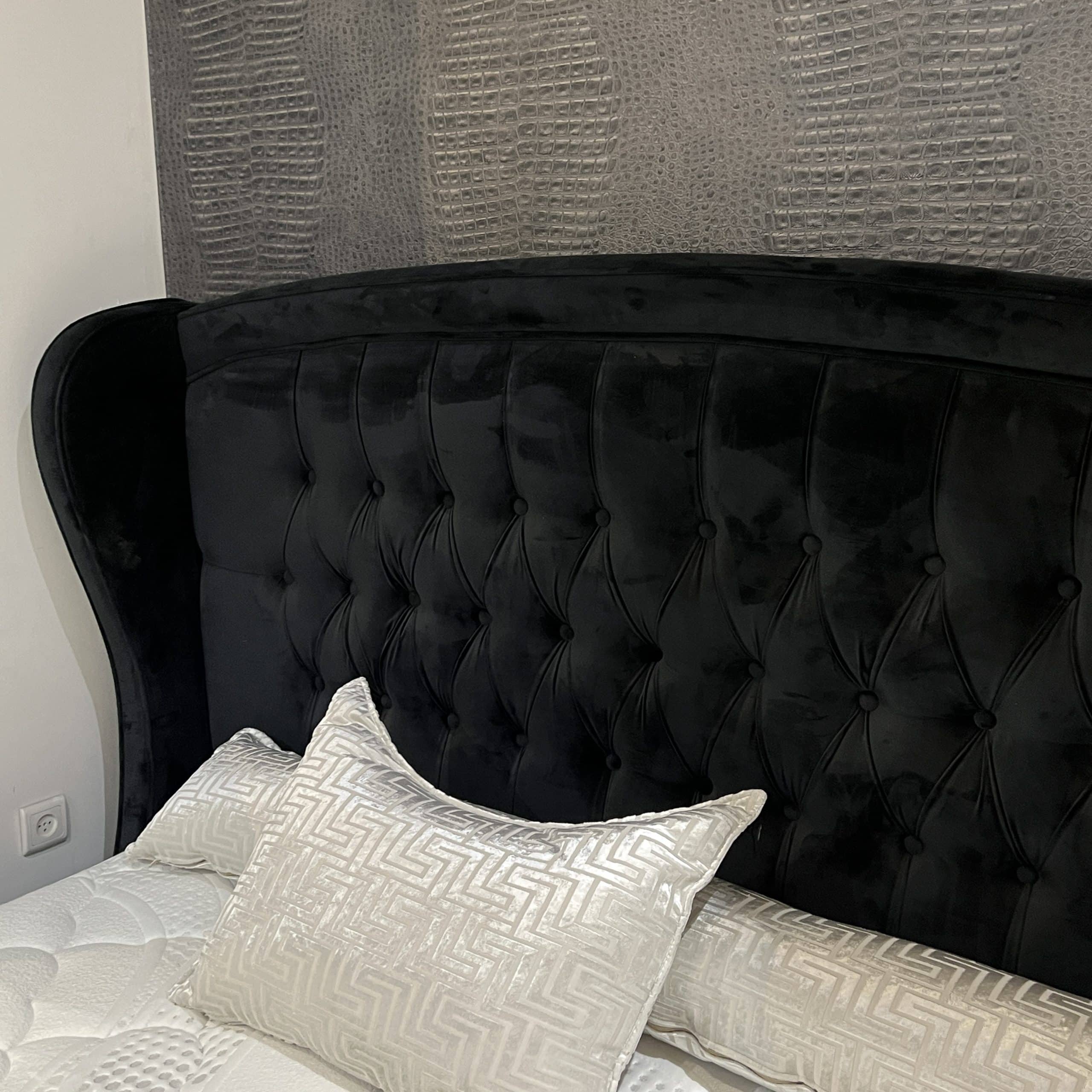 מיטה דגם קפיטונאז כנפיים קטיפה שחור - חיסול מתצוגה
