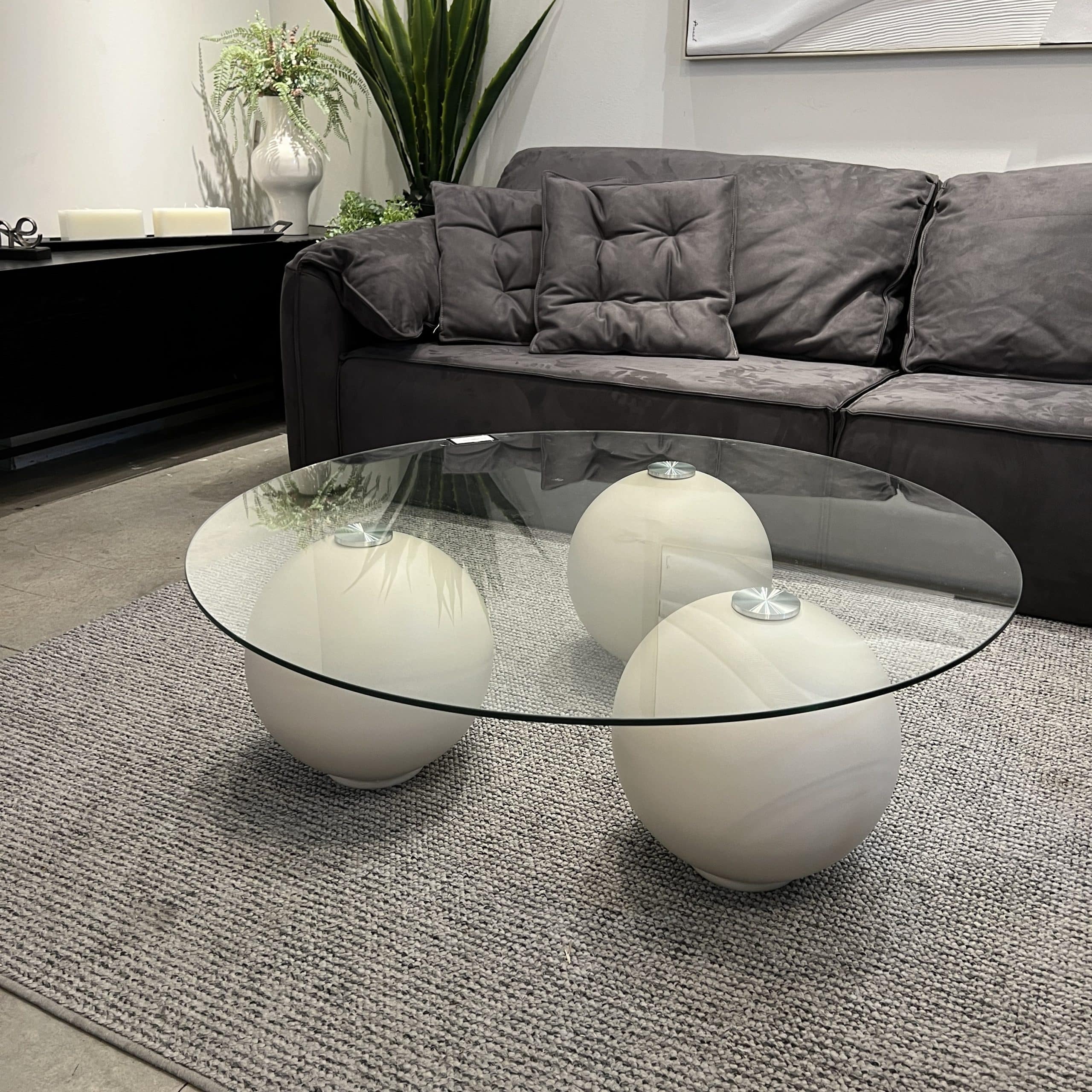 שולחן סלון עגול זכוכית כדורים לבנים דגם סופיטל שולחן סלון עגול זכוכית כדורים לבנים דגם סופיטל