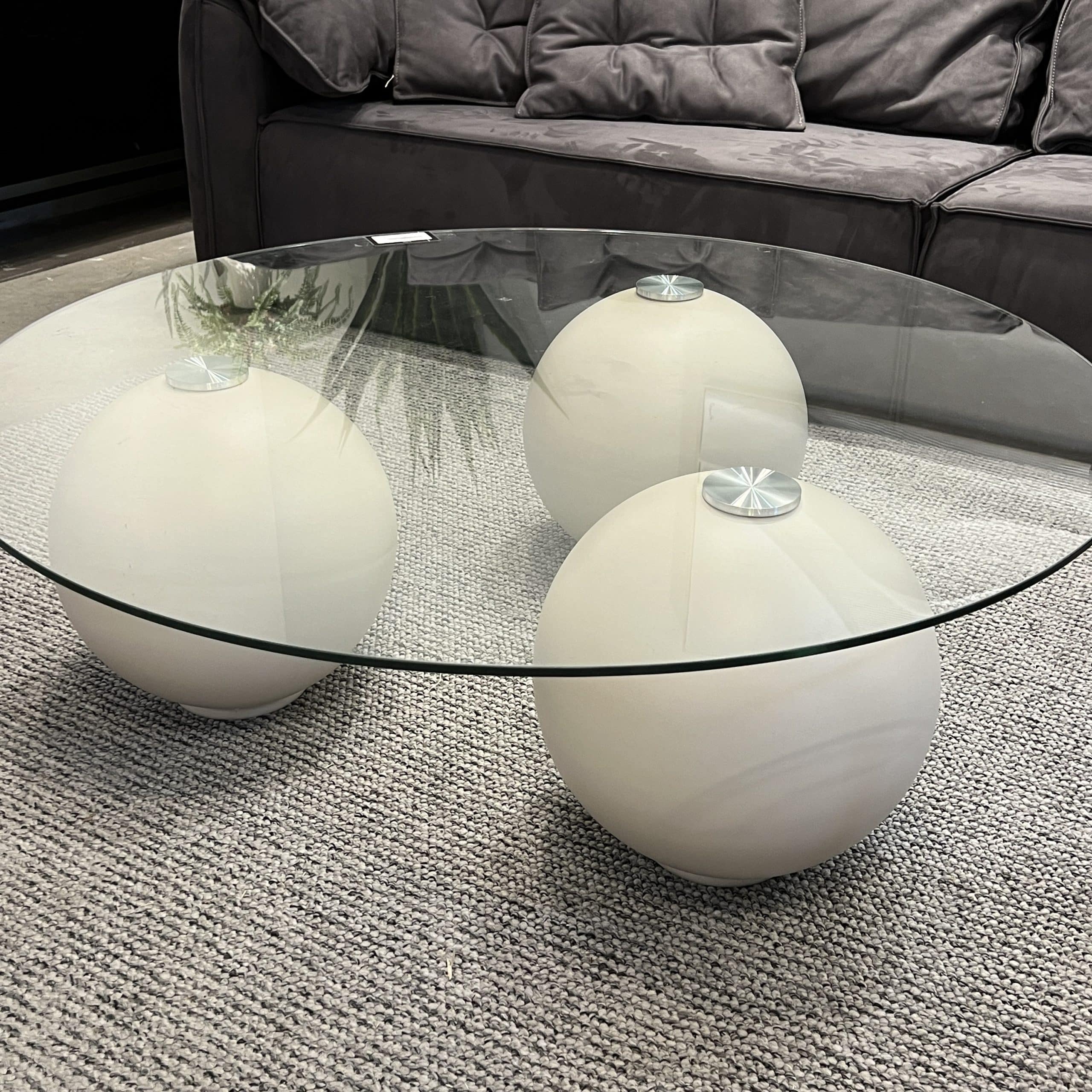 שולחן סלון עגול זכוכית כדורים לבנים דגם סופיטל שולחן סלון עגול זכוכית כדורים לבנים דגם סופיטל