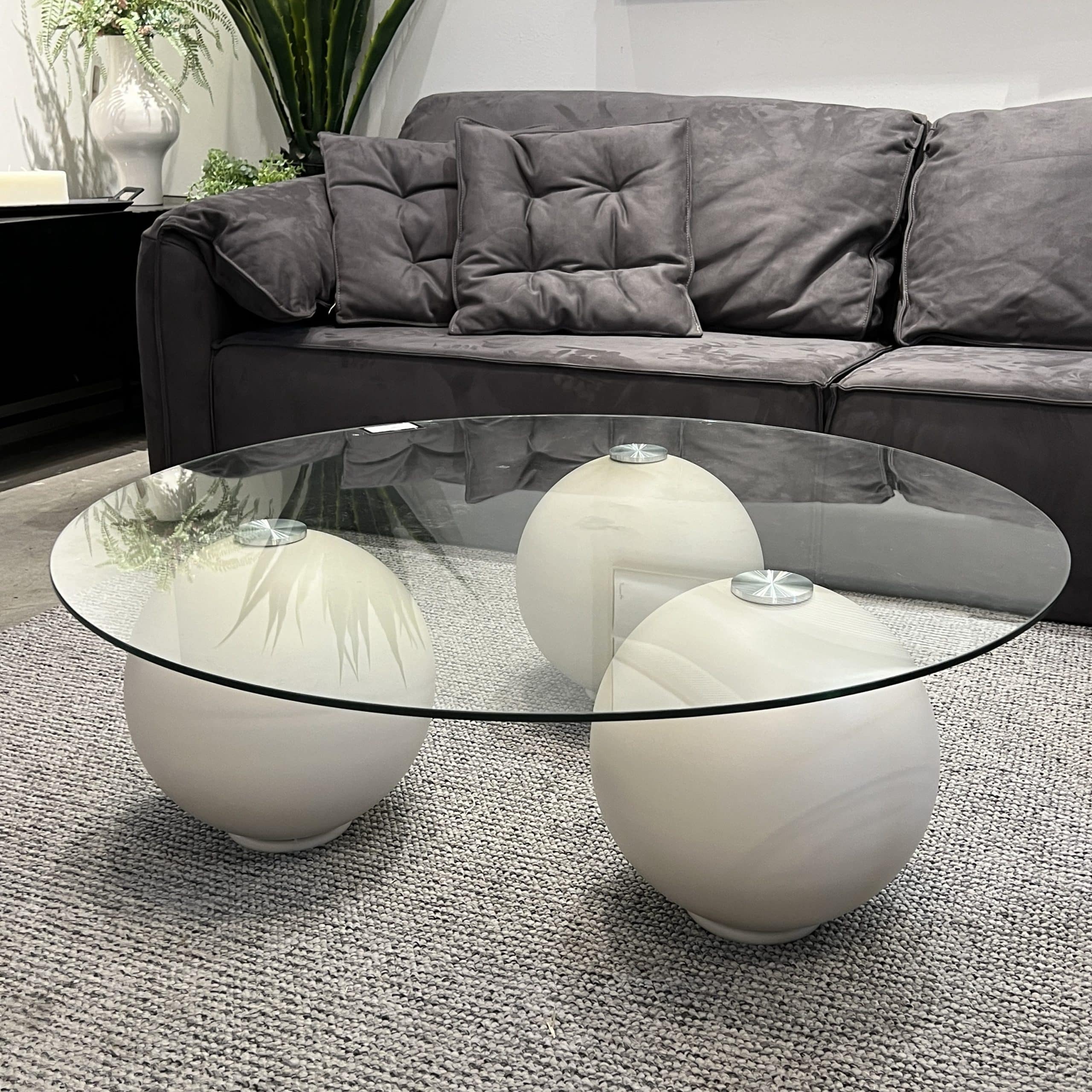 שולחן סלון עגול זכוכית כדורים לבנים דגם סופיטל שולחן סלון עגול זכוכית כדורים לבנים דגם סופיטל