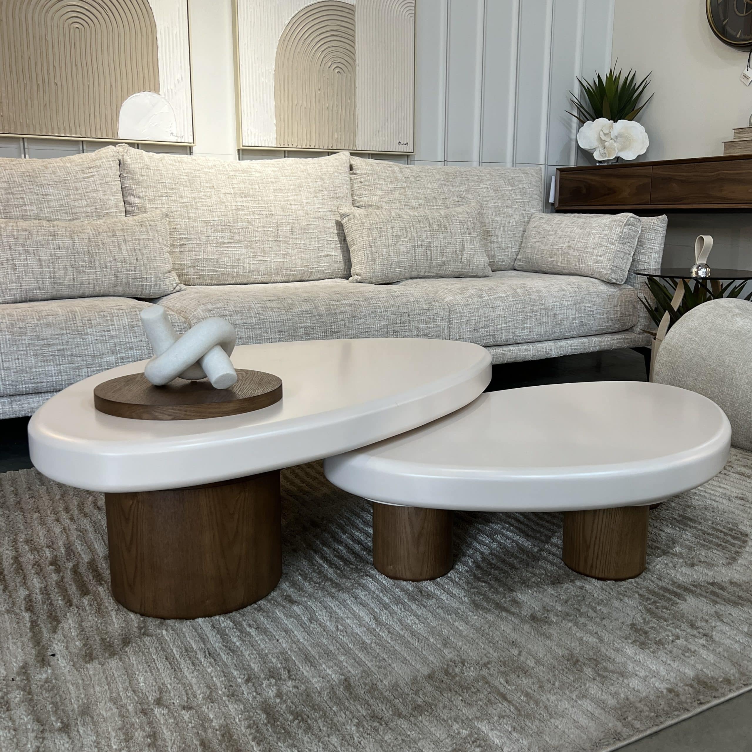 סט שולחנות סלון אמורפי שמנת עם תא אחסון אגוז דגם סופיטל - 11.25 סט שולחנות סלון אמורפי שמנת עם תא אחסון אגוז דגם סופיטל - 11.25