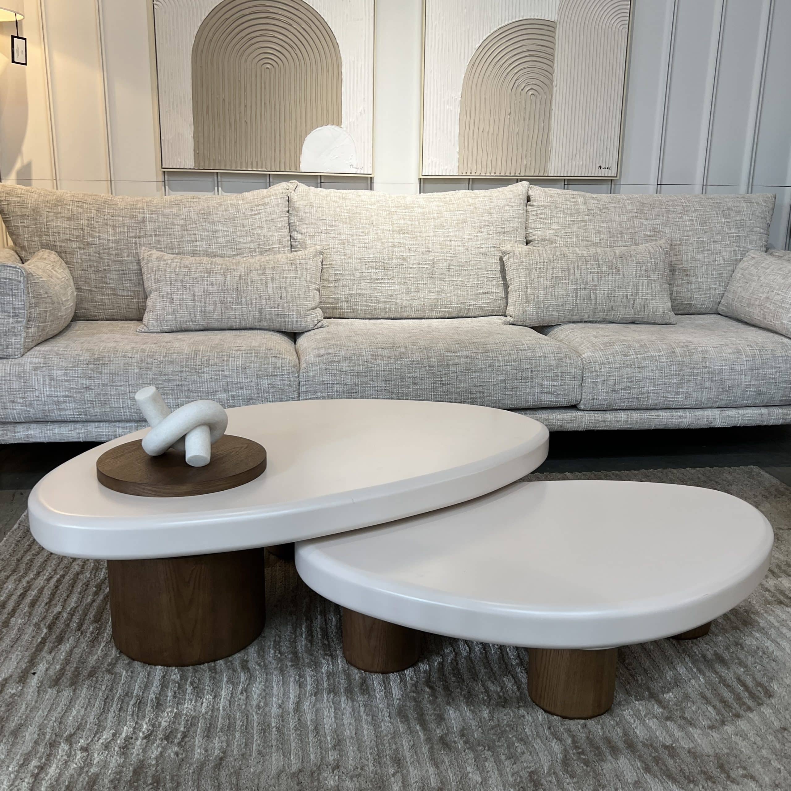 סט שולחנות סלון אמורפי שמנת עם תא אחסון אגוז דגם סופיטל - 11.25 סט שולחנות סלון אמורפי שמנת עם תא אחסון אגוז דגם סופיטל - 11.25