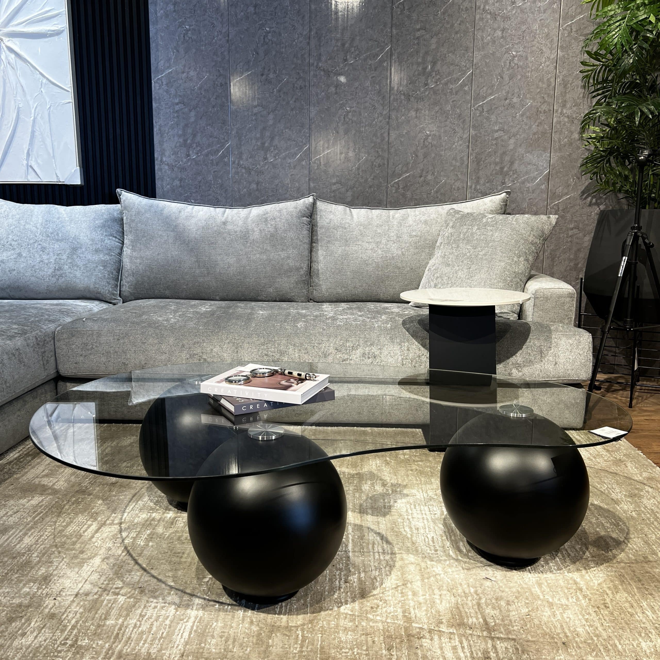 שולחן סלון אמורפי זכוכית כדורים שחורים דגם סופיטל - מכירה מוקדמת 90 ימי עסקים שולחן סלון אמורפי זכוכית כדורים שחורים דגם סופיטל - מכירה מוקדמת 90 ימי עסקים