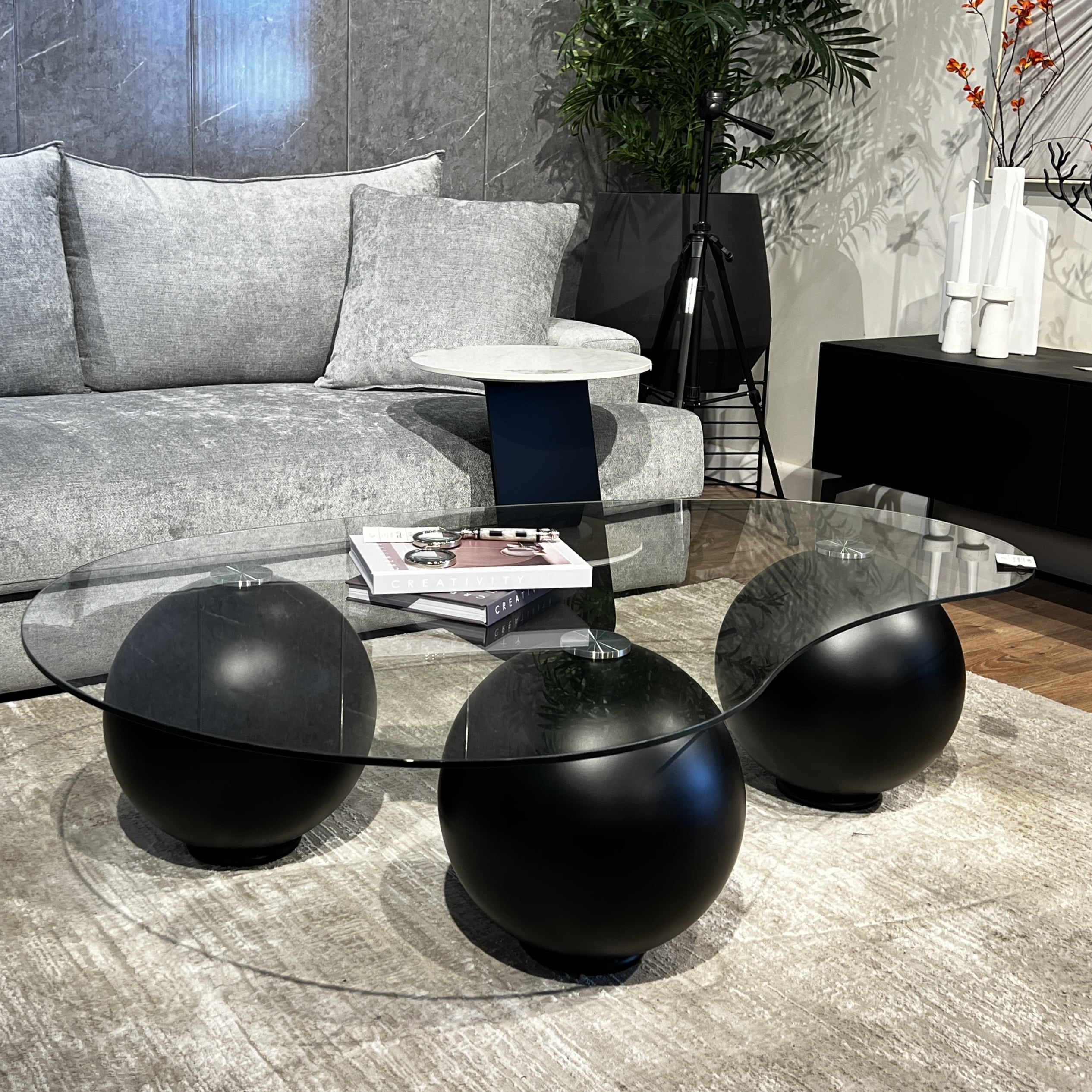 שולחן סלון אמורפי זכוכית כדורים שחורים דגם סופיטל - מכירה מוקדמת 90 ימי עסקים שולחן סלון אמורפי זכוכית כדורים שחורים דגם סופיטל - מכירה מוקדמת 90 ימי עסקים