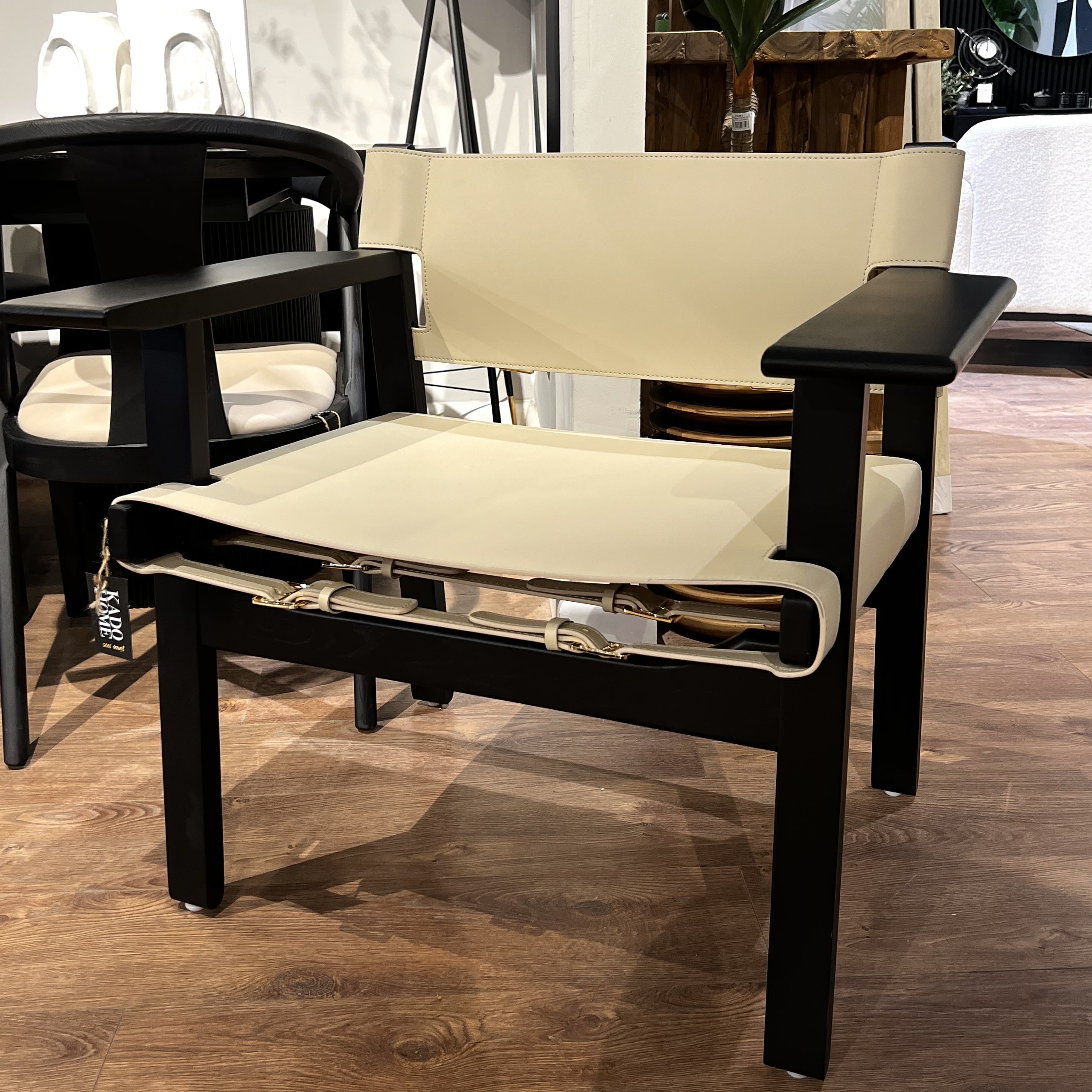 כורסא מעוצבת אפרול דמוי עור אבן רגל שחורה דגם סופיטל כורסא מעוצבת אפרול דמוי עור אבן רגל שחורה דגם סופיטל