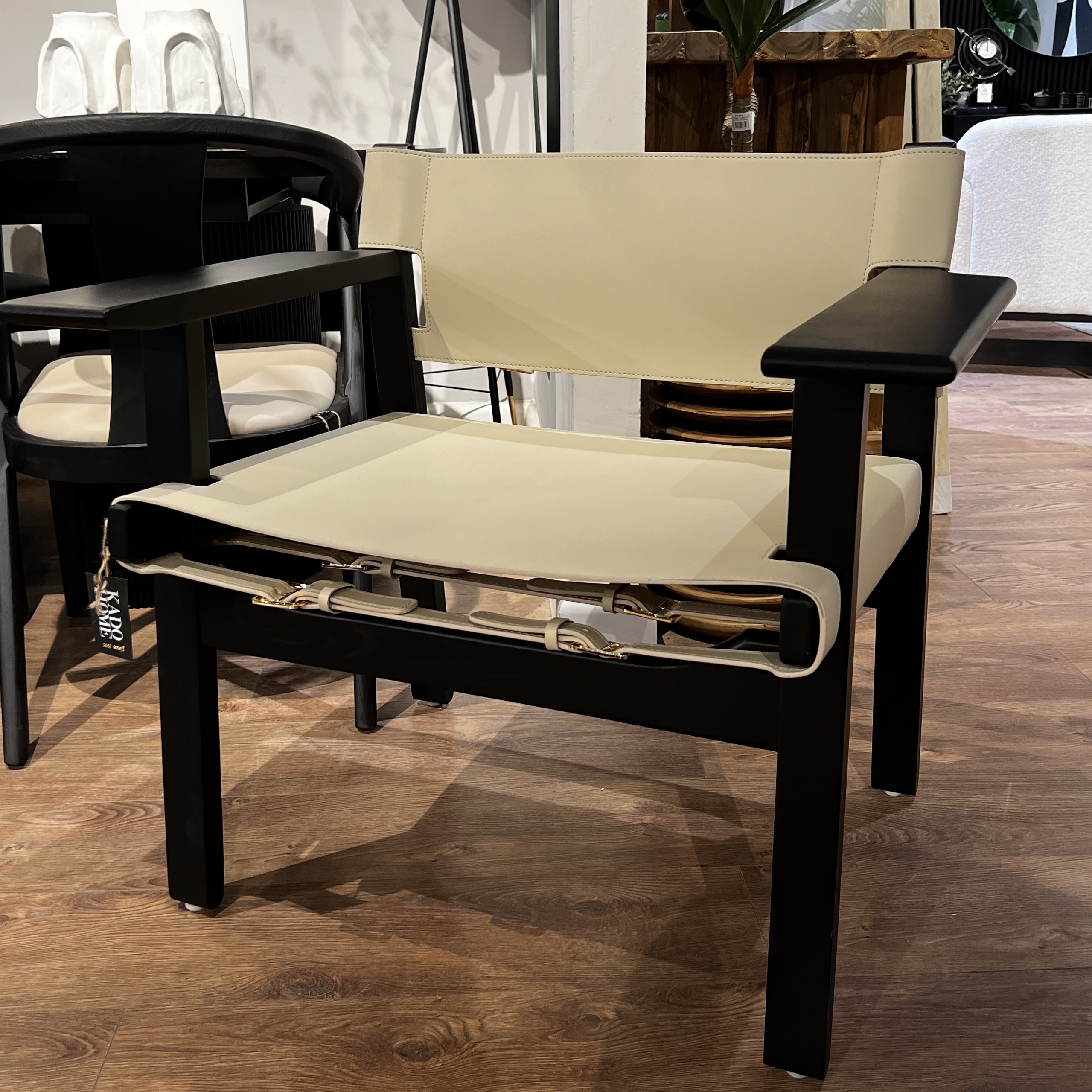 כורסא מעוצבת אפרול דמוי עור אבן רגל שחורה דגם סופיטל כורסא מעוצבת אפרול דמוי עור אבן רגל שחורה דגם סופיטל