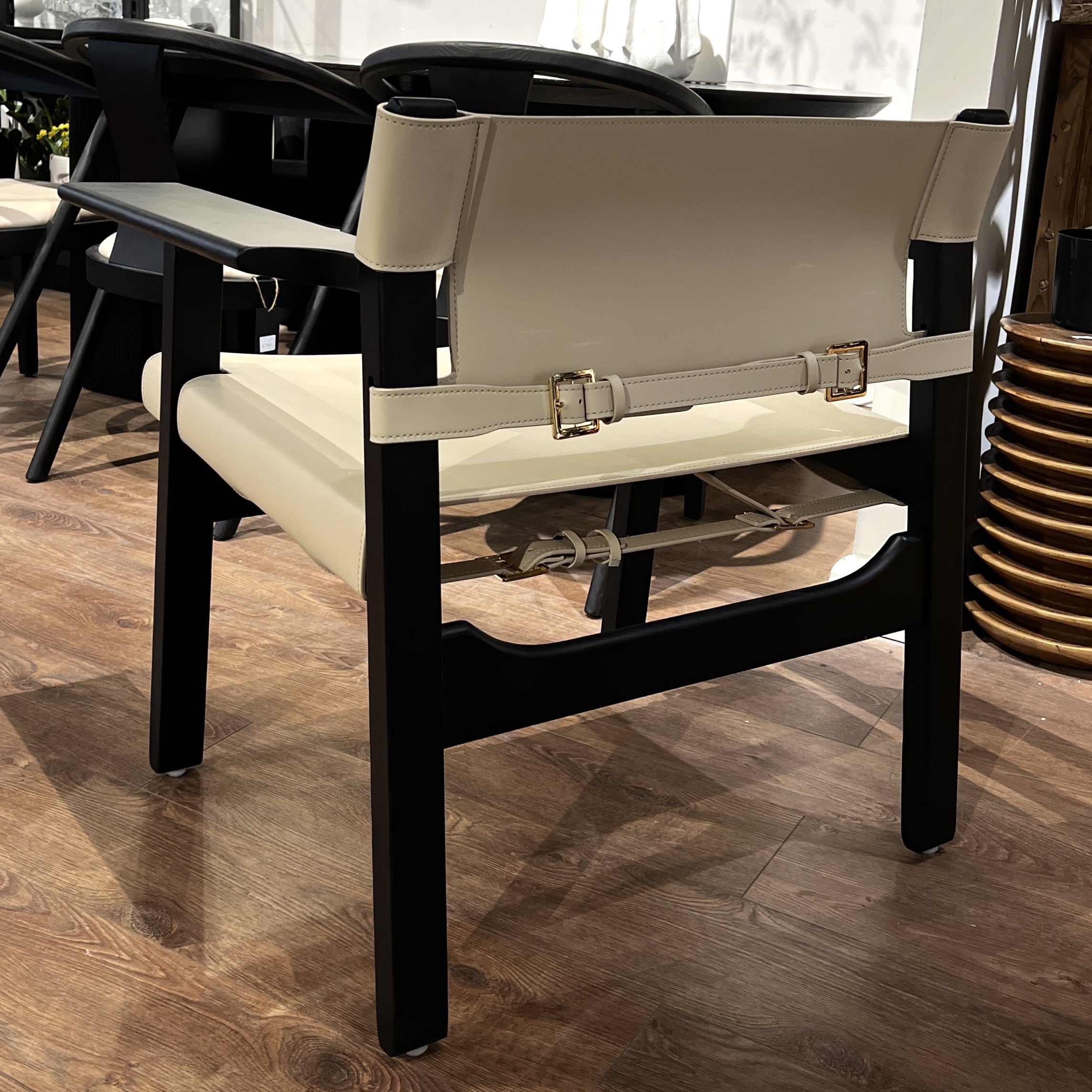 כורסא מעוצבת אפרול דמוי עור אבן רגל שחורה דגם סופיטל כורסא מעוצבת אפרול דמוי עור אבן רגל שחורה דגם סופיטל