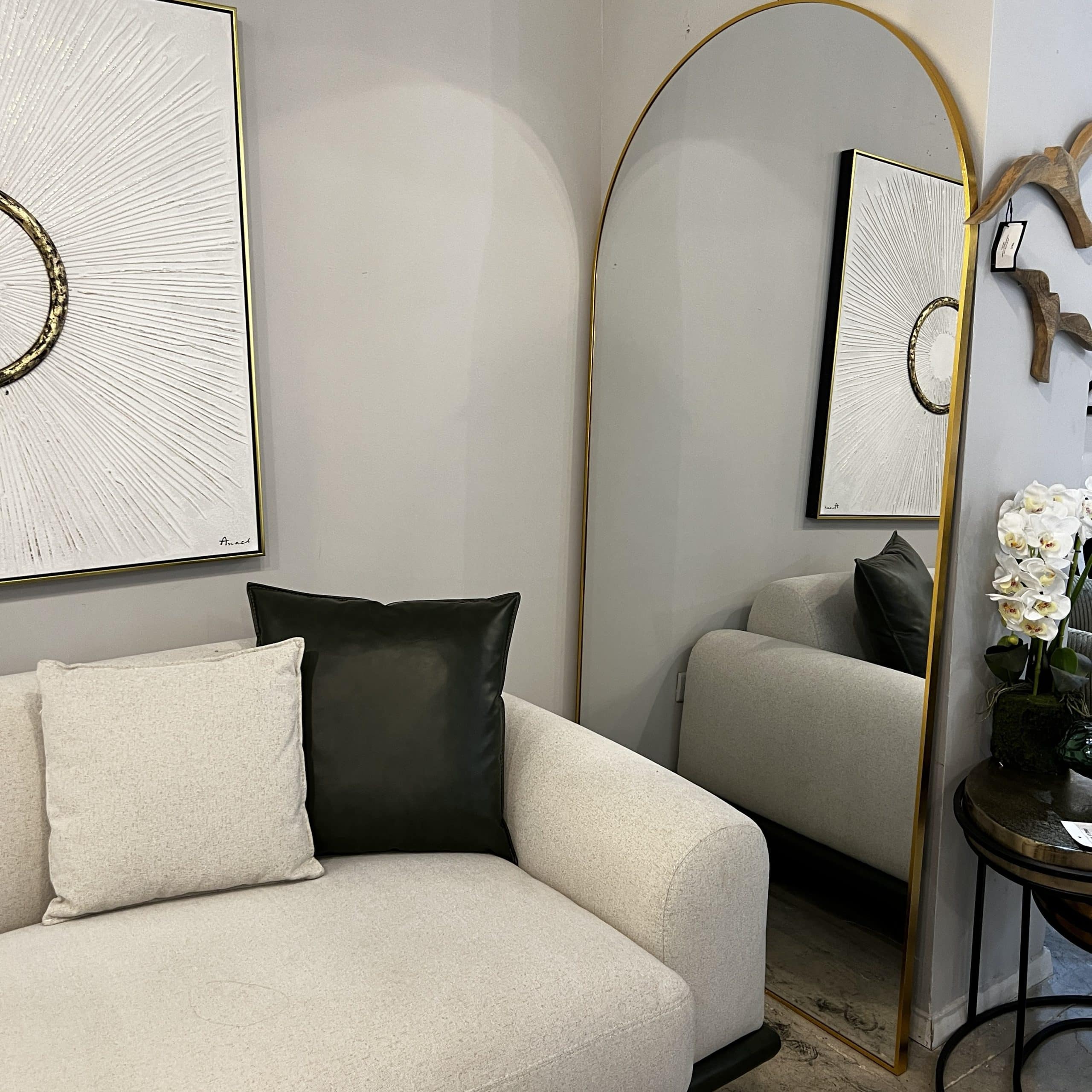 מראה עומדת ראש עגול מסגרת זהב דגם איקו מראה עומדת ראש עגול מסגרת זהב דגם איקו