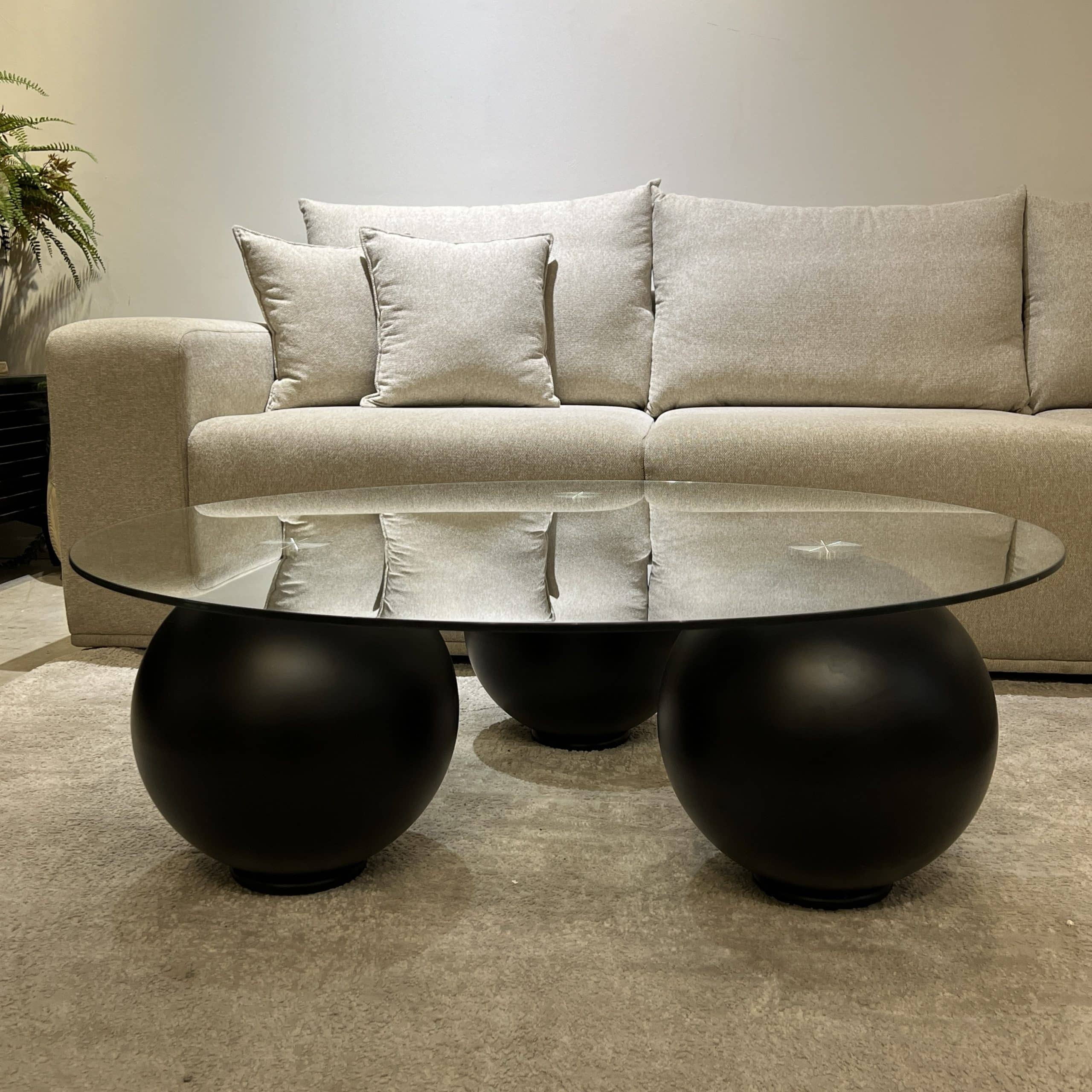 שולחן סלון עגול זכוכית כדורים שחורים דגם סופיטל שולחן סלון עגול זכוכית כדורים שחורים דגם סופיטל