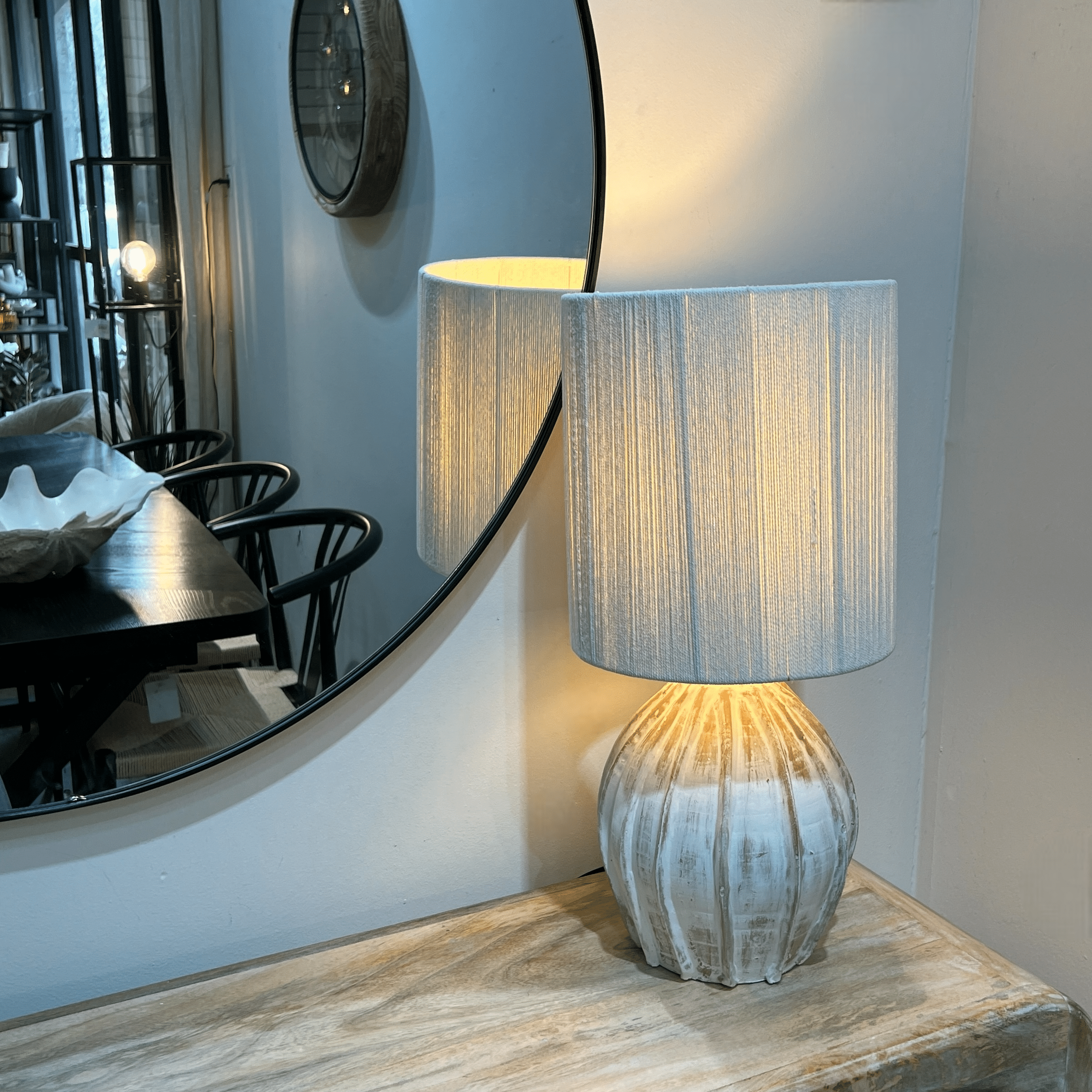 מנורת שולחן מעוצבת "סהרה" בהירה בסיס גילופים גבוה דגם שאנטי מנורת שולחן מעוצבת "סהרה" בהירה בסיס גילופים גבוה דגם שאנטי