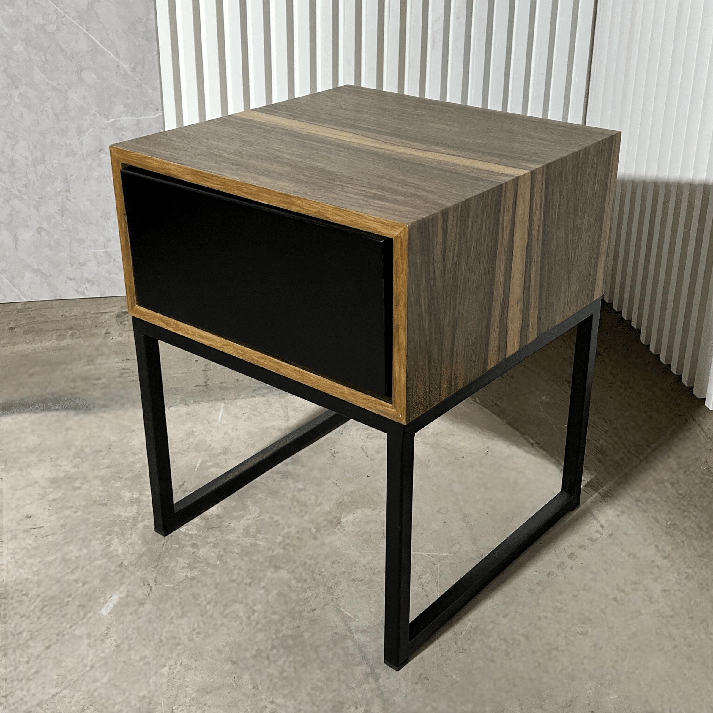 שידת צד דגם מורפי במעטפת אגוז ומגירה שחורה שידת צד דגם מורפי במעטפת אגוז ומגירה שחורה