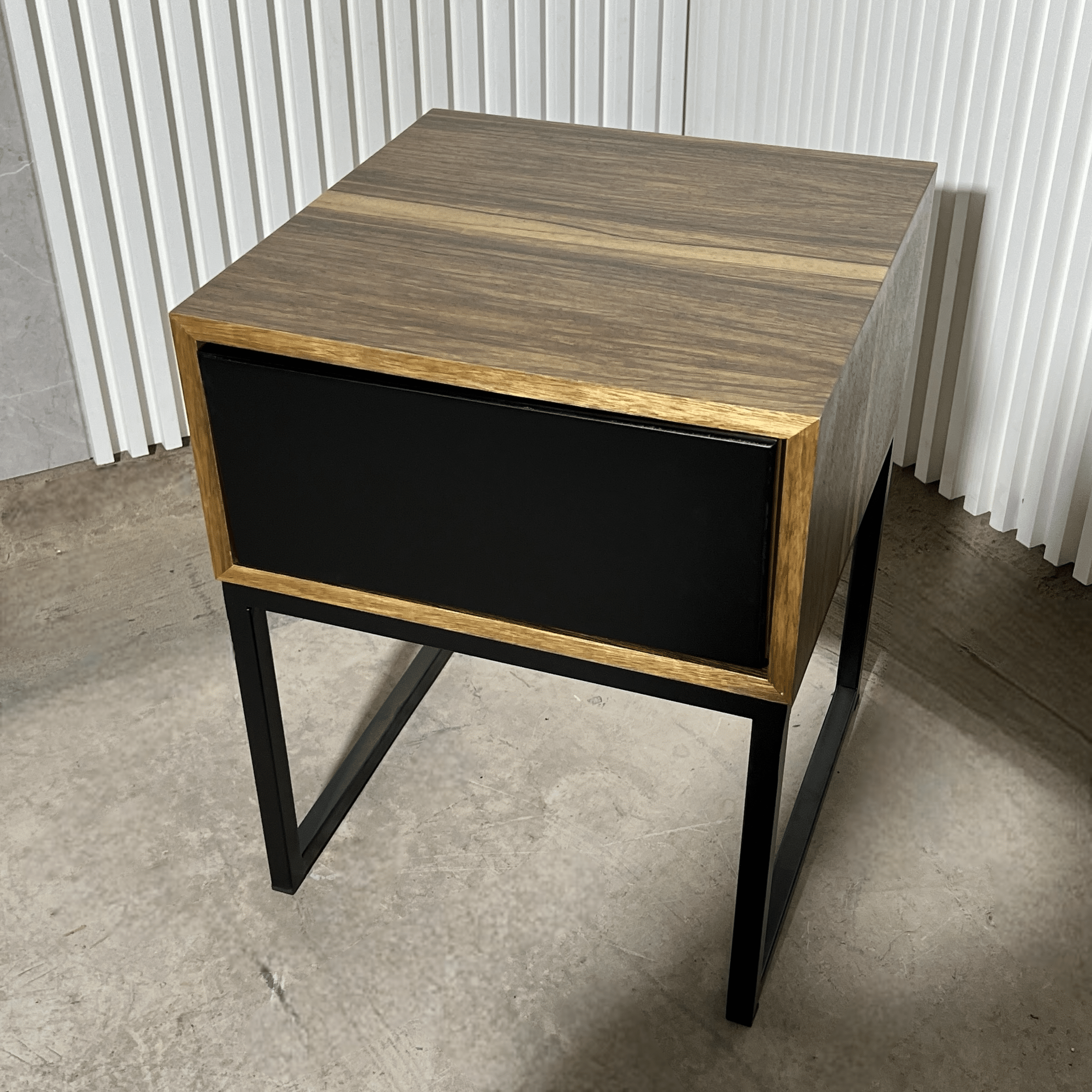 שידת צד דגם מורפי במעטפת אגוז ומגירה שחורה שידת צד דגם מורפי במעטפת אגוז ומגירה שחורה