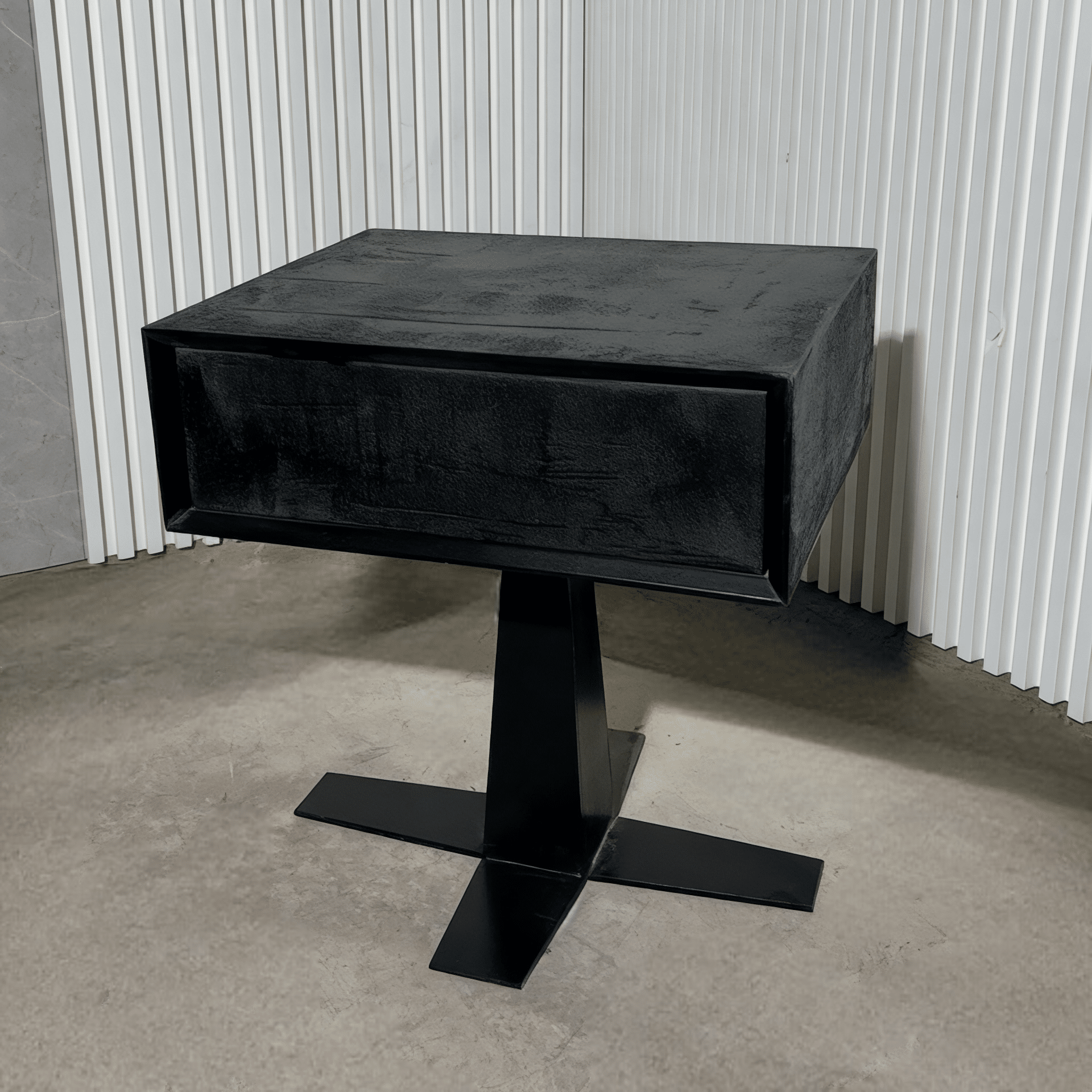 שידת צד מגירה על רגל שחור מגורען שידת צד מגירה על רגל שחור מגורען