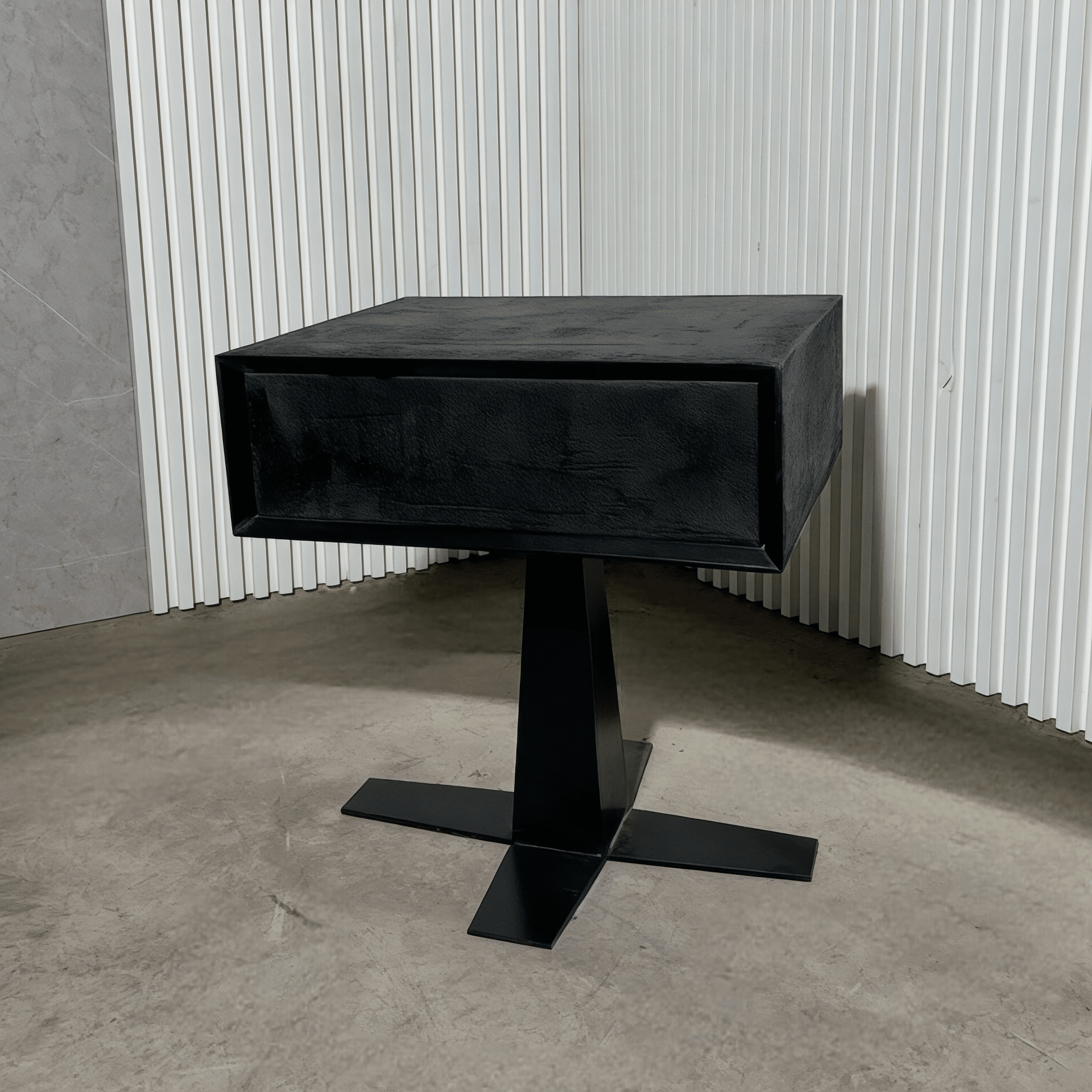 שידת צד מגירה על רגל שחור מגורען שידת צד מגירה על רגל שחור מגורען