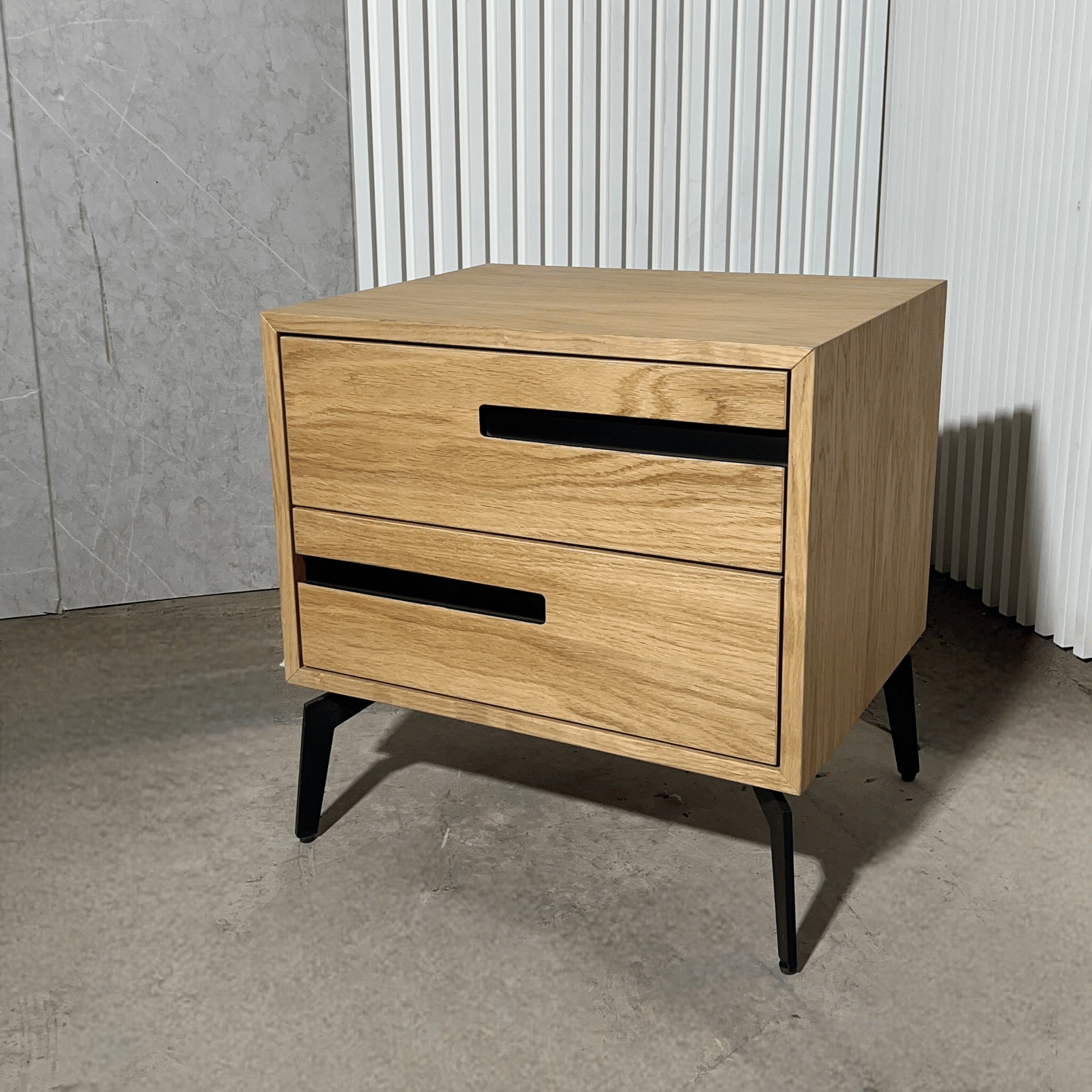 שידת צד דגם זיו אלון טבעי מגרעת שחורה שידת צד דגם זיו אלון טבעי מגרעת שחורה