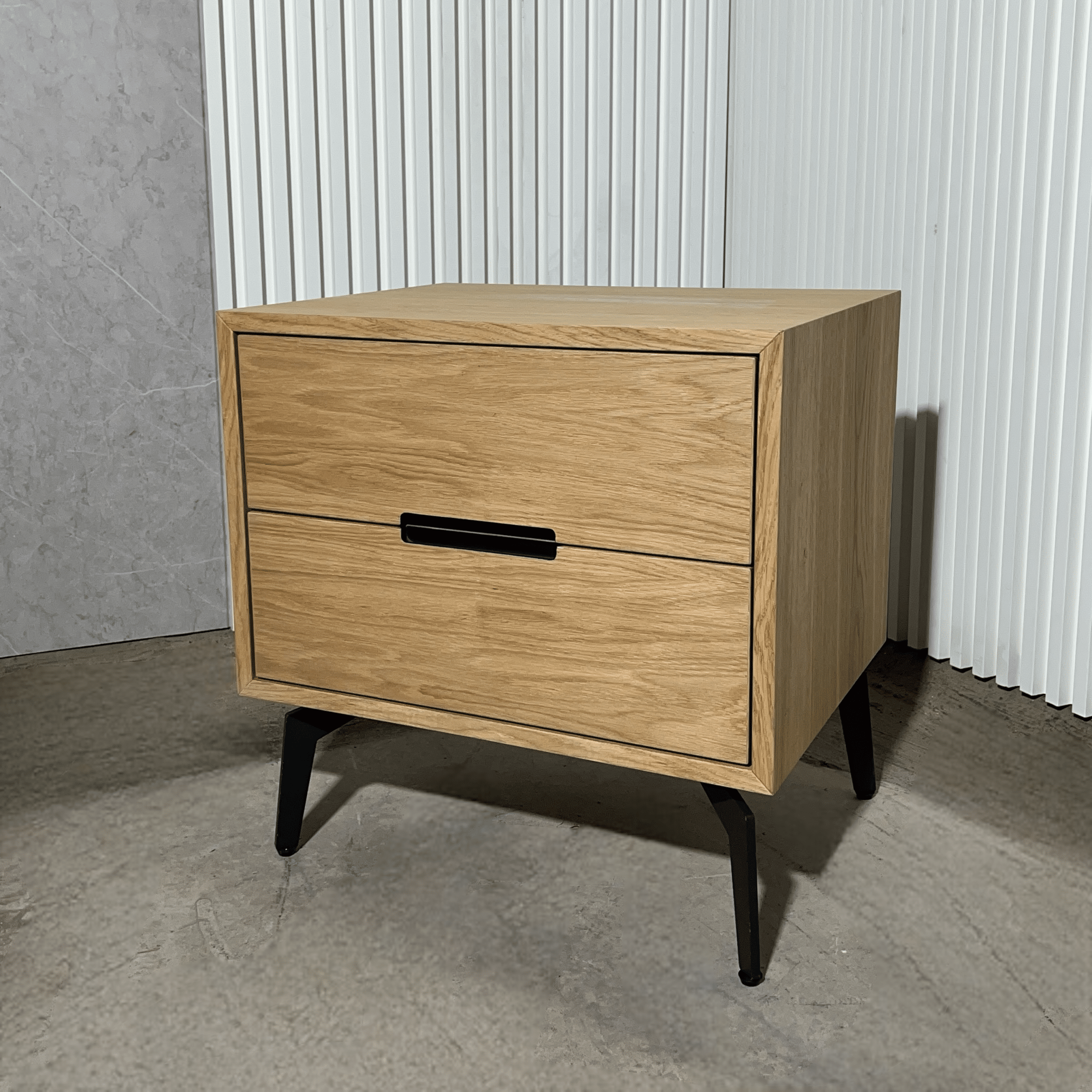 שידת צד דגם שוהם אלון טבעי מגרעת שחורה שידת צד דגם שוהם אלון טבעי מגרעת שחורה