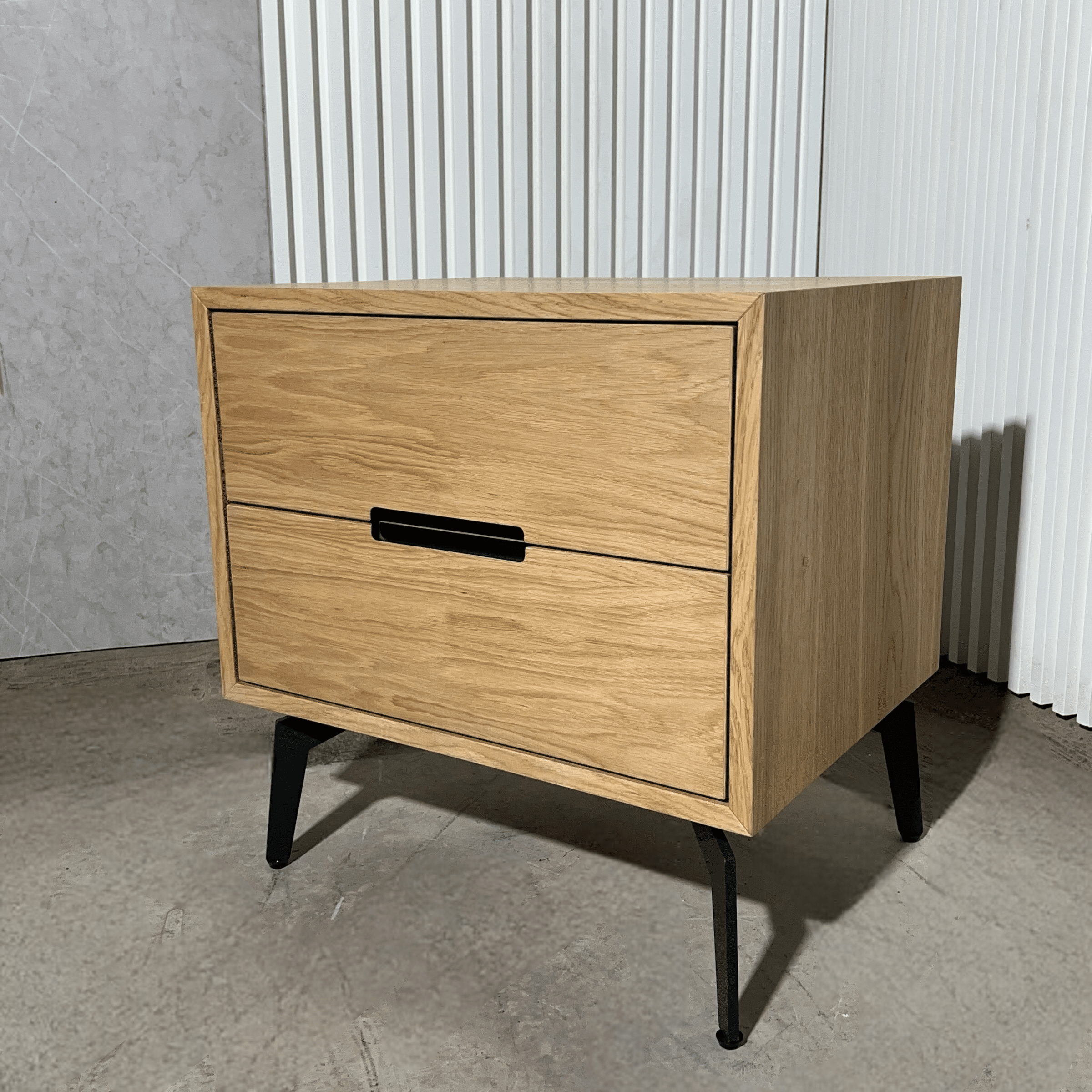 שידת צד דגם שוהם אלון טבעי מגרעת שחורה שידת צד דגם שוהם אלון טבעי מגרעת שחורה