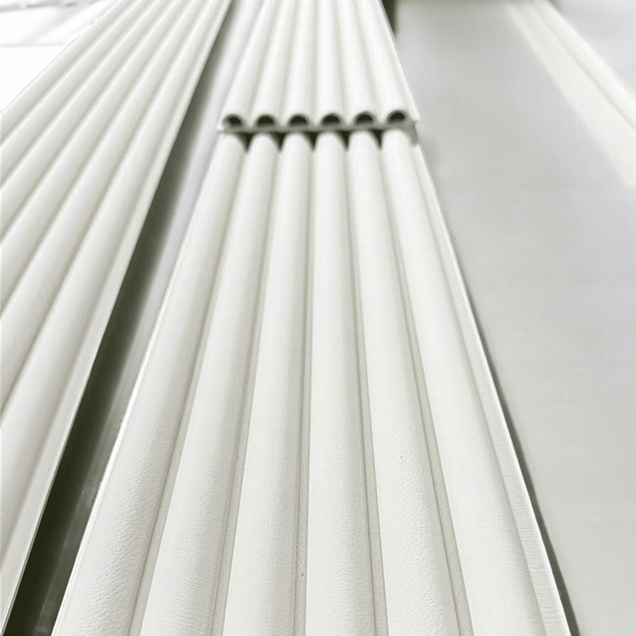 חיפוי קיר לבן דגם ״ראונד״ 16/290 במבצע! חיפוי קיר לבן דגם ״ראונד״ 16/290 במבצע!