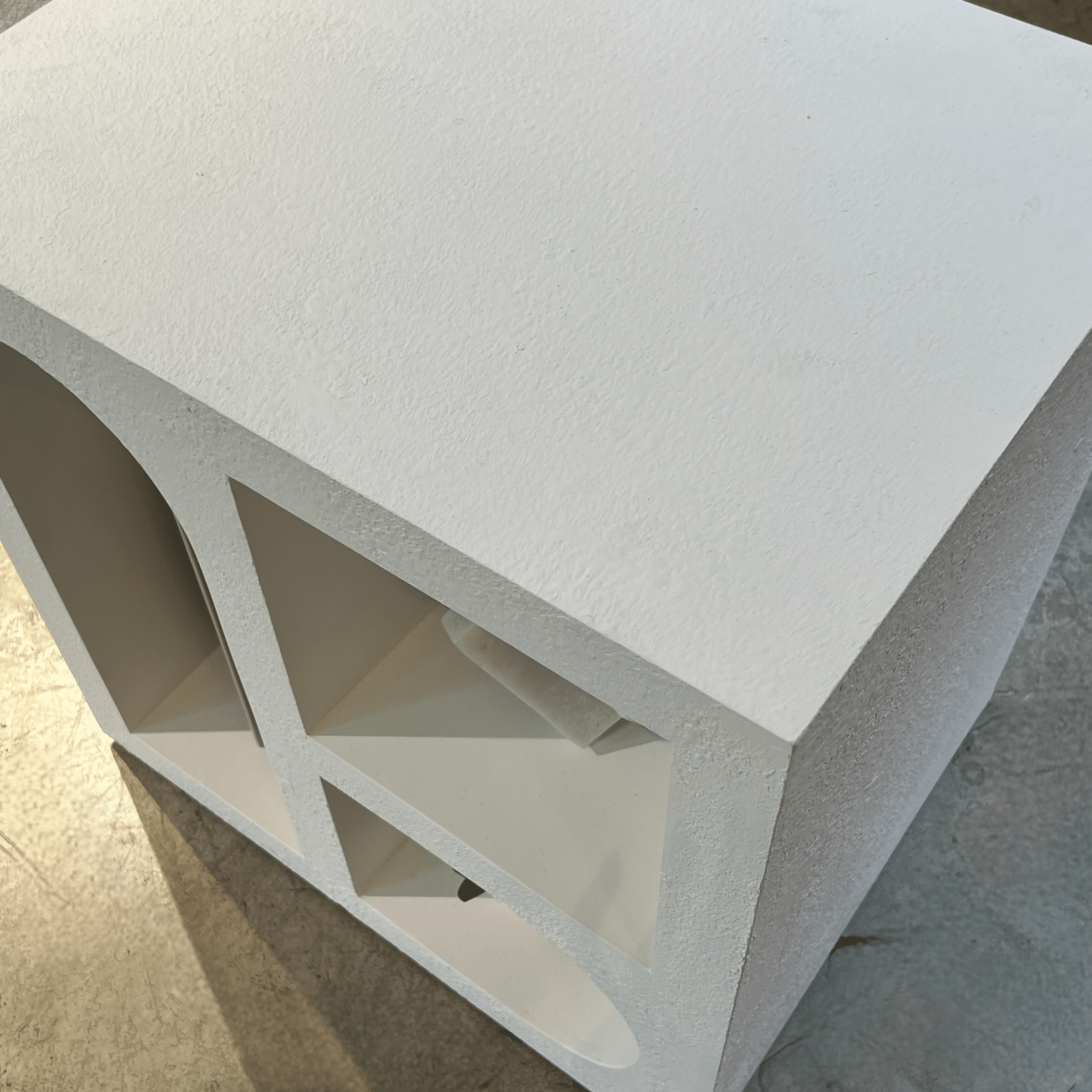 שידת צד יוקרתית בטון לבן דגם שאנטי שידת צד יוקרתית בטון לבן דגם שאנטי