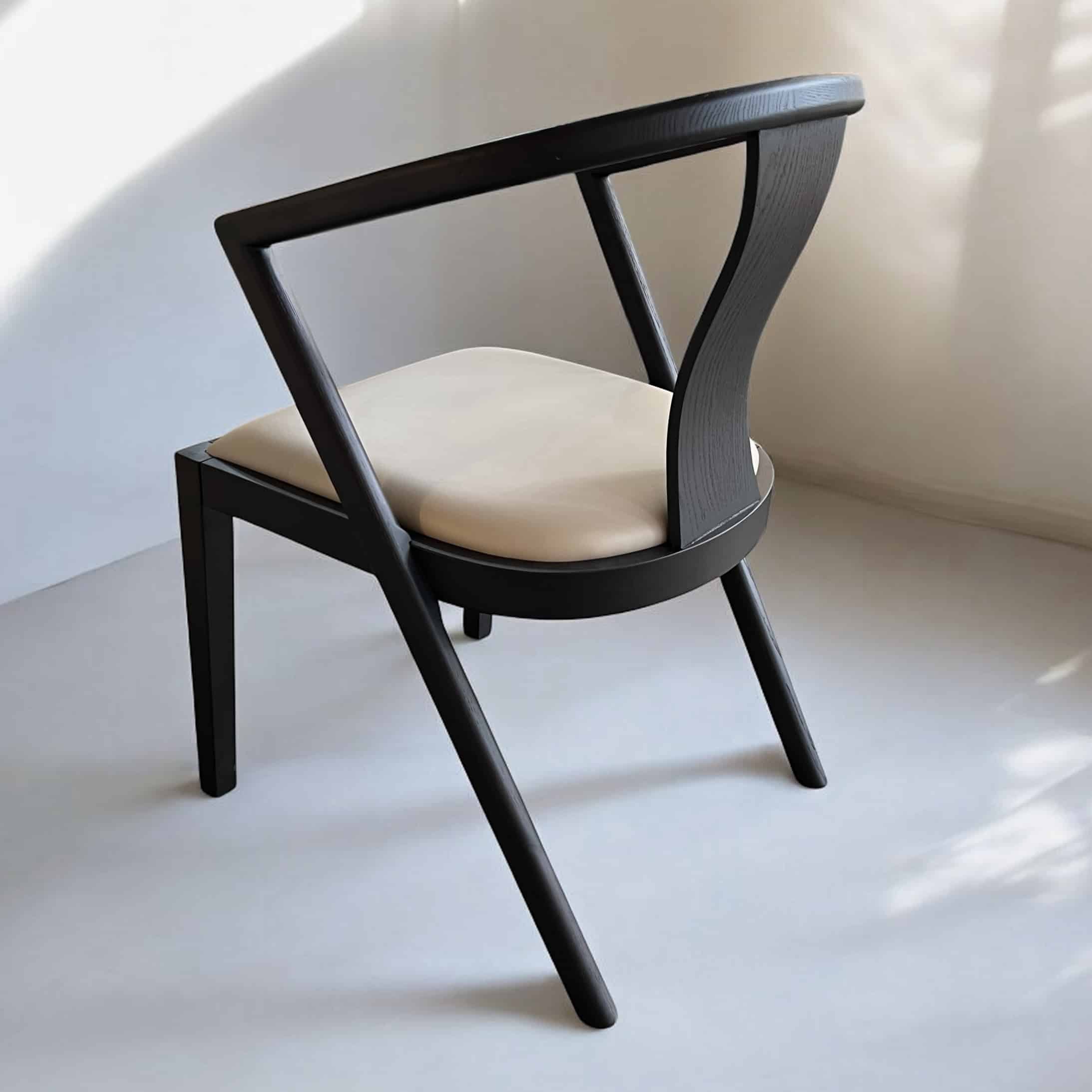 כיסא עץ בוני שחור מושב שמנת דגם סופיטל כיסא עץ בוני שחור מושב שמנת דגם סופיטל