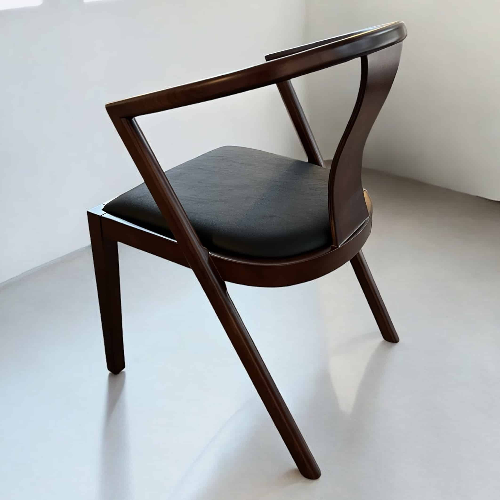 כיסא עץ אגוז בוני מושב שחור דגם סופיטל כיסא עץ אגוז בוני מושב שחור דגם סופיטל