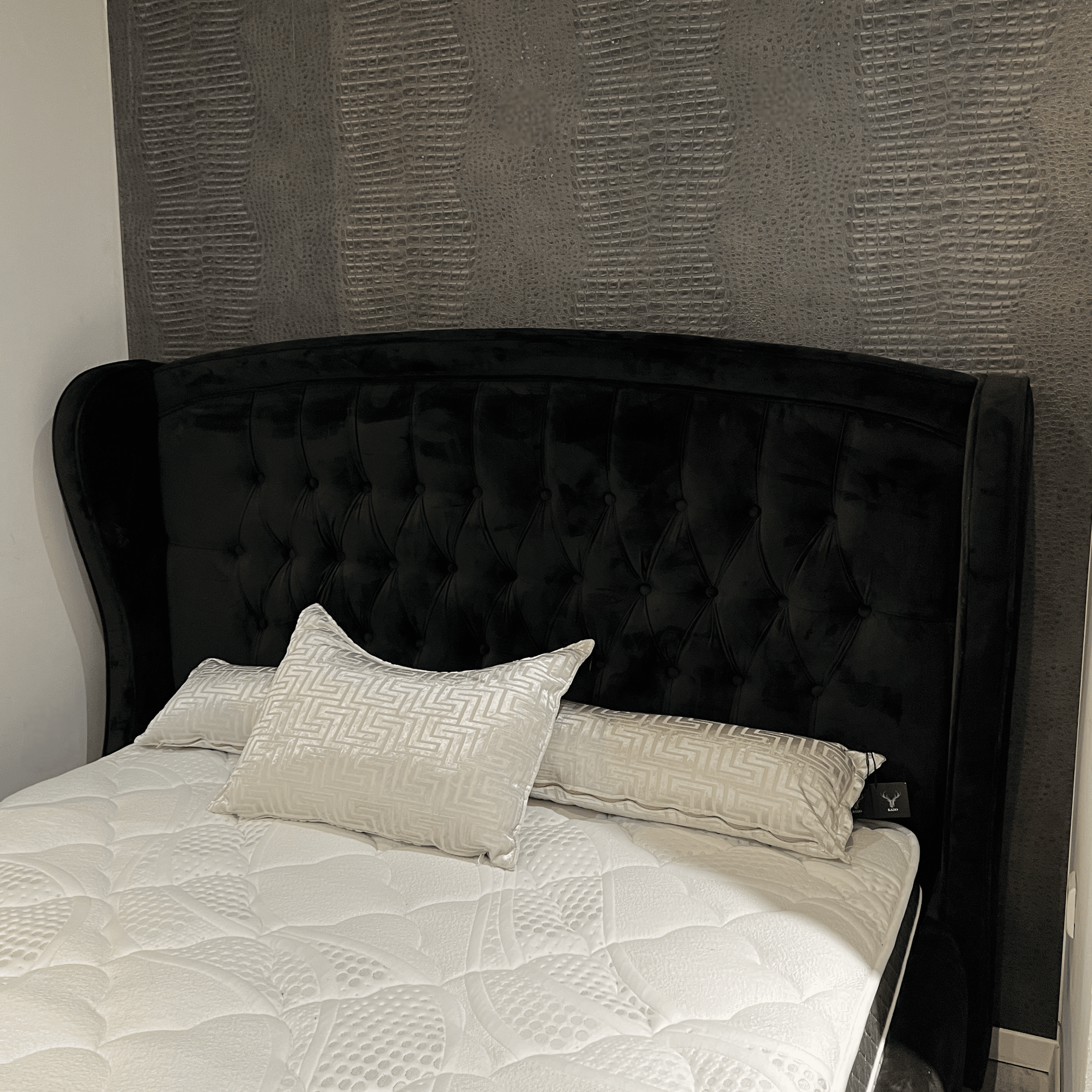 מיטה דגם קפיטונאז כנפיים קטיפה שחור - חיסול מתצוגה