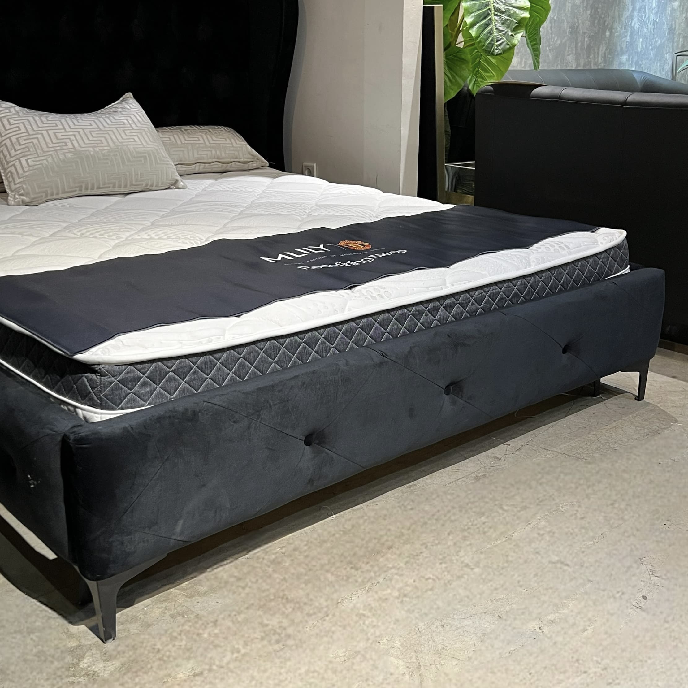 מיטה דגם קפיטונאז כנפיים קטיפה שחור - חיסול מתצוגה