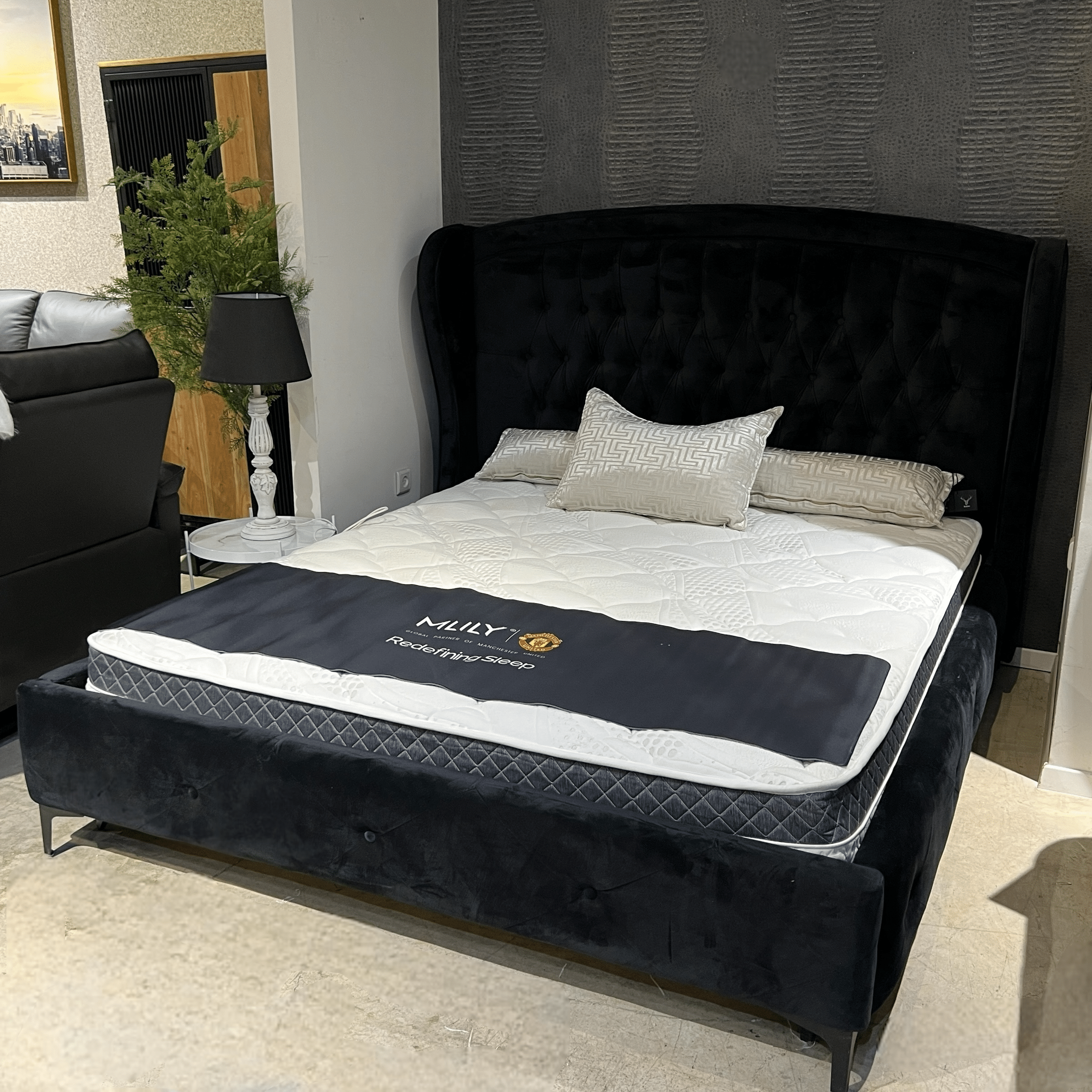 מיטה דגם קפיטונאז כנפיים קטיפה שחור - חיסול מתצוגה