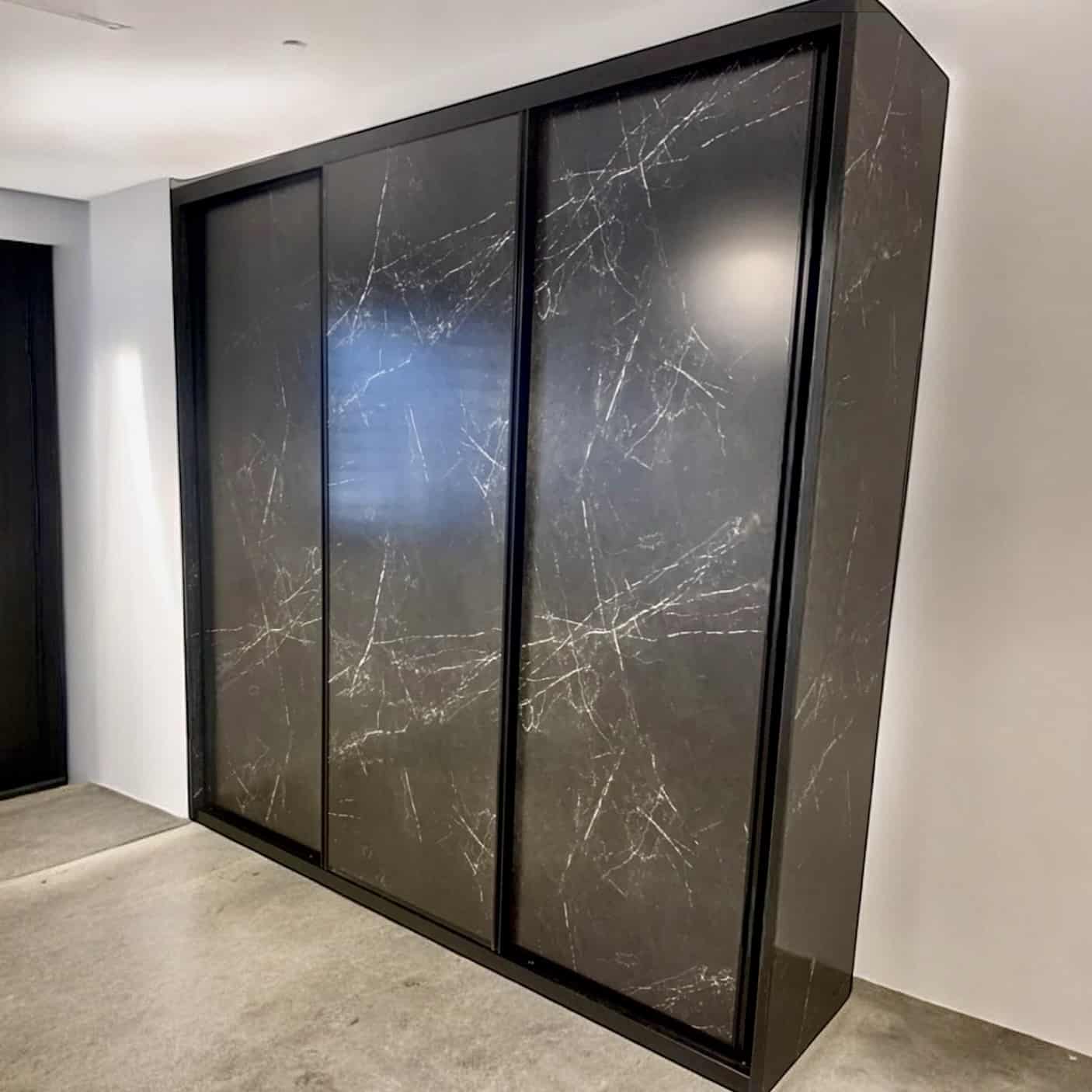 ארון הזזה ״מתן״ 3 דלתות 220/240 פרזול שחור ארון הזזה ״מתן״ 3 דלתות 220/240 פרזול שחור