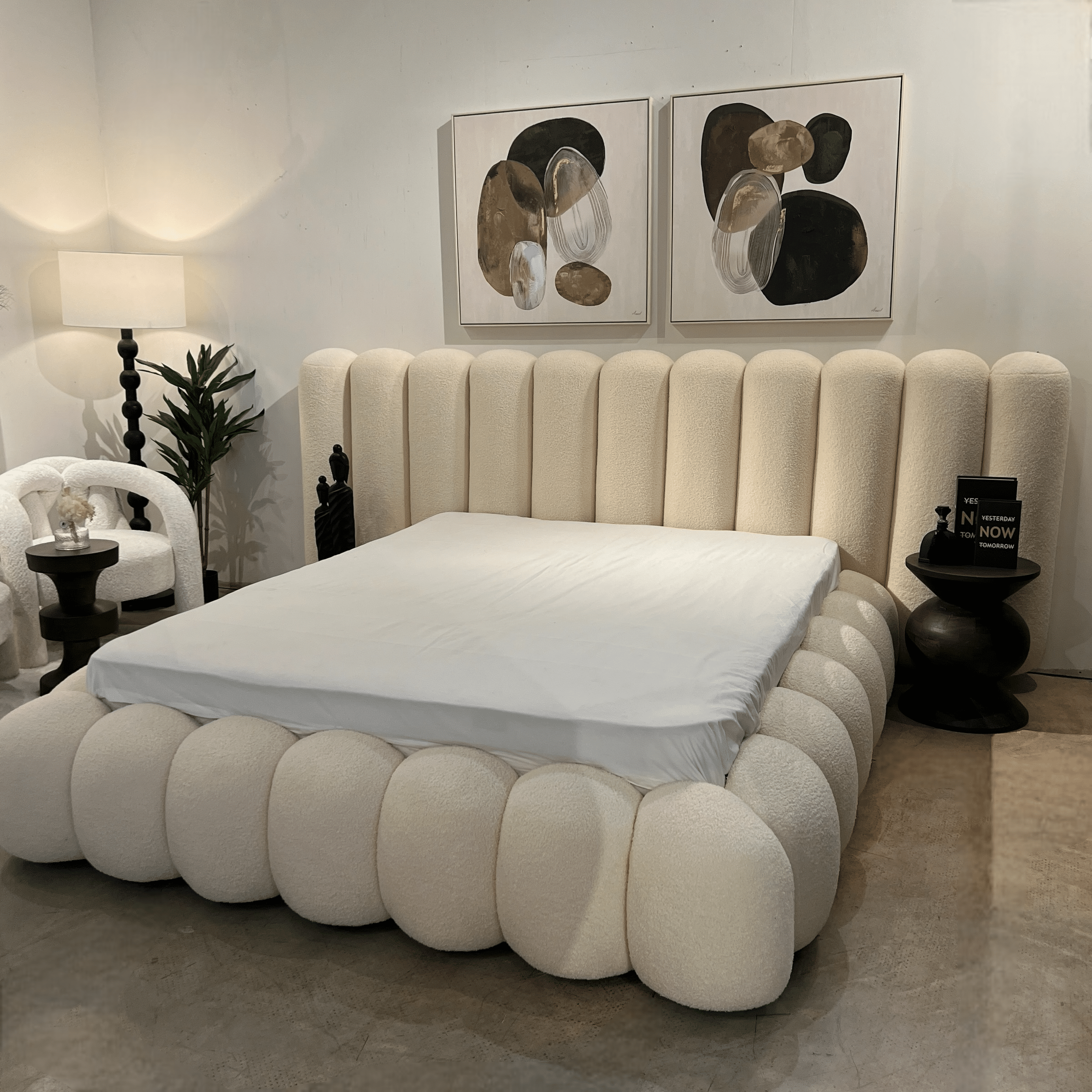 מיטה מעוצבת יוקרתית ״טיילור״ בבד בוקלה שמנת דגם סופיטל 160/200 מיטה מעוצבת יוקרתית ״טיילור״ בבד בוקלה שמנת דגם סופיטל 160/200