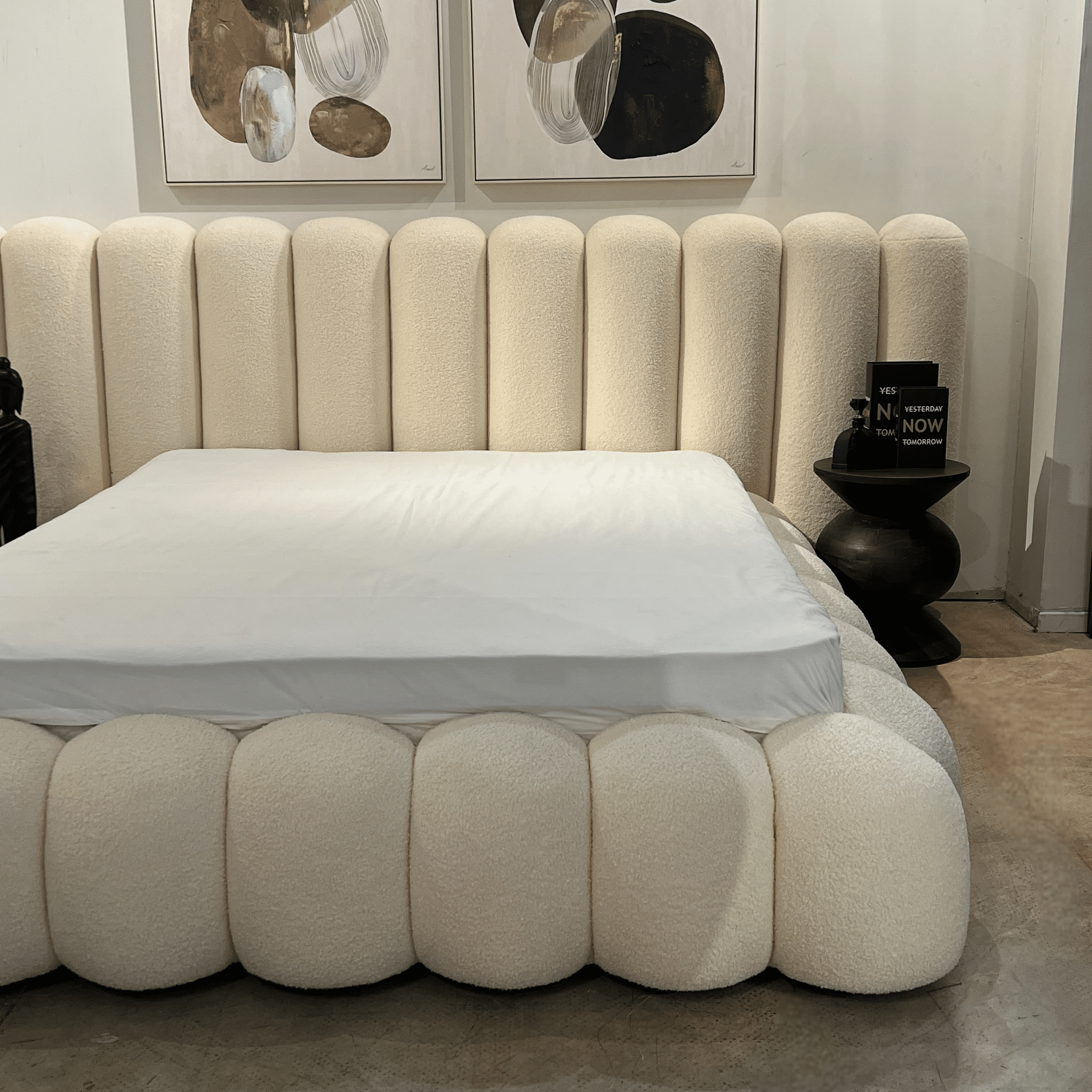 מיטה מעוצבת יוקרתית ״טיילור״ בבד בוקלה שמנת דגם סופיטל 160/200 מיטה מעוצבת יוקרתית ״טיילור״ בבד בוקלה שמנת דגם סופיטל 160/200