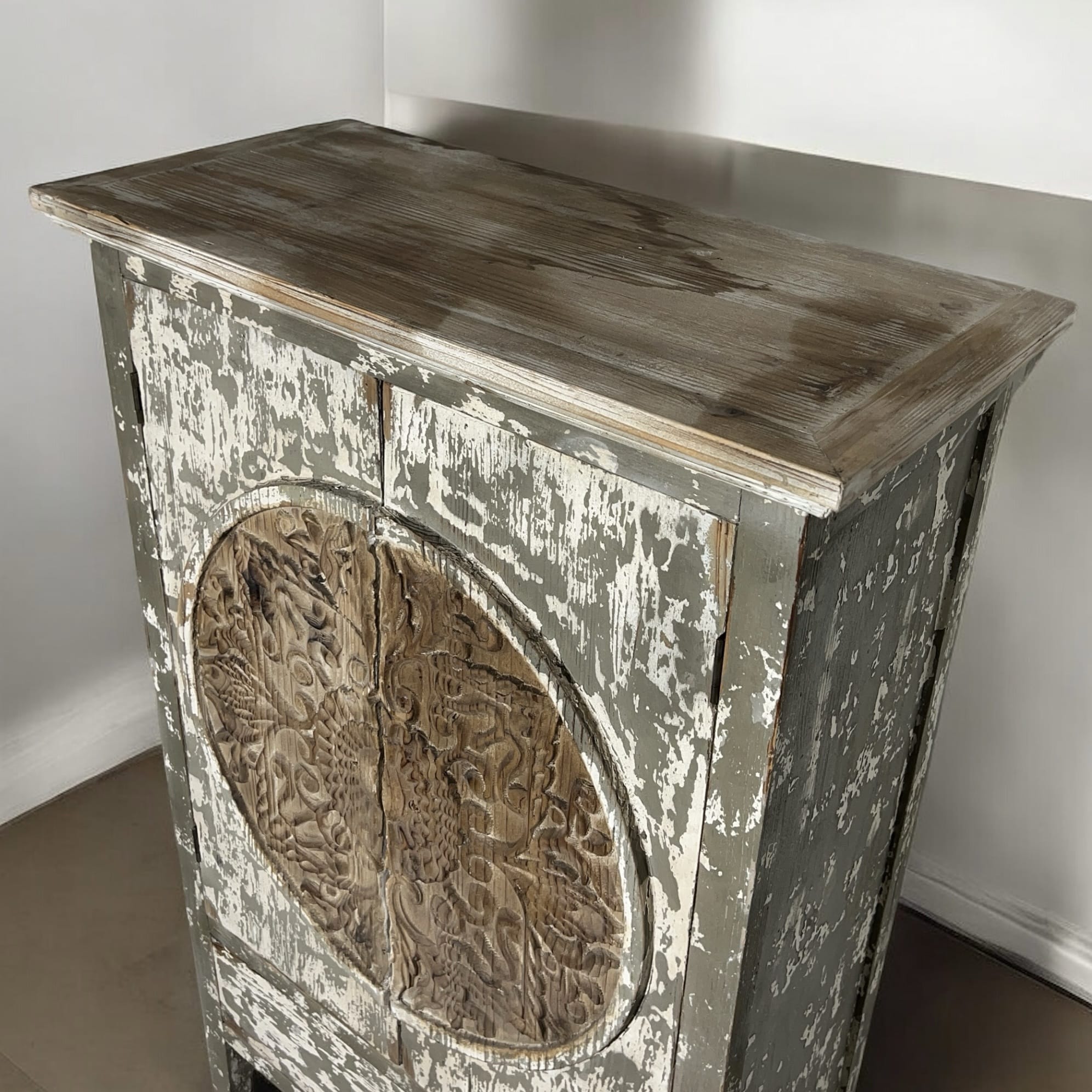 קומודה מעוצבת וינטאג׳ קומודה מעוצבת וינטאג׳